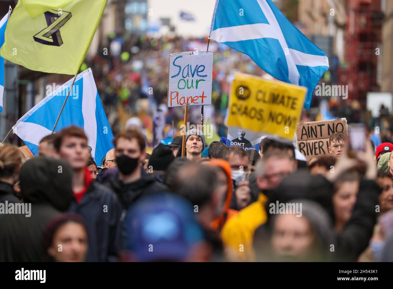 Migliaia di marzo nella Giornata Mondiale d'azione della Giustizia climatica nel centro di Glasgow, in Scozia, dove si svolge la Conferenza sul clima COP26. Foto Stock