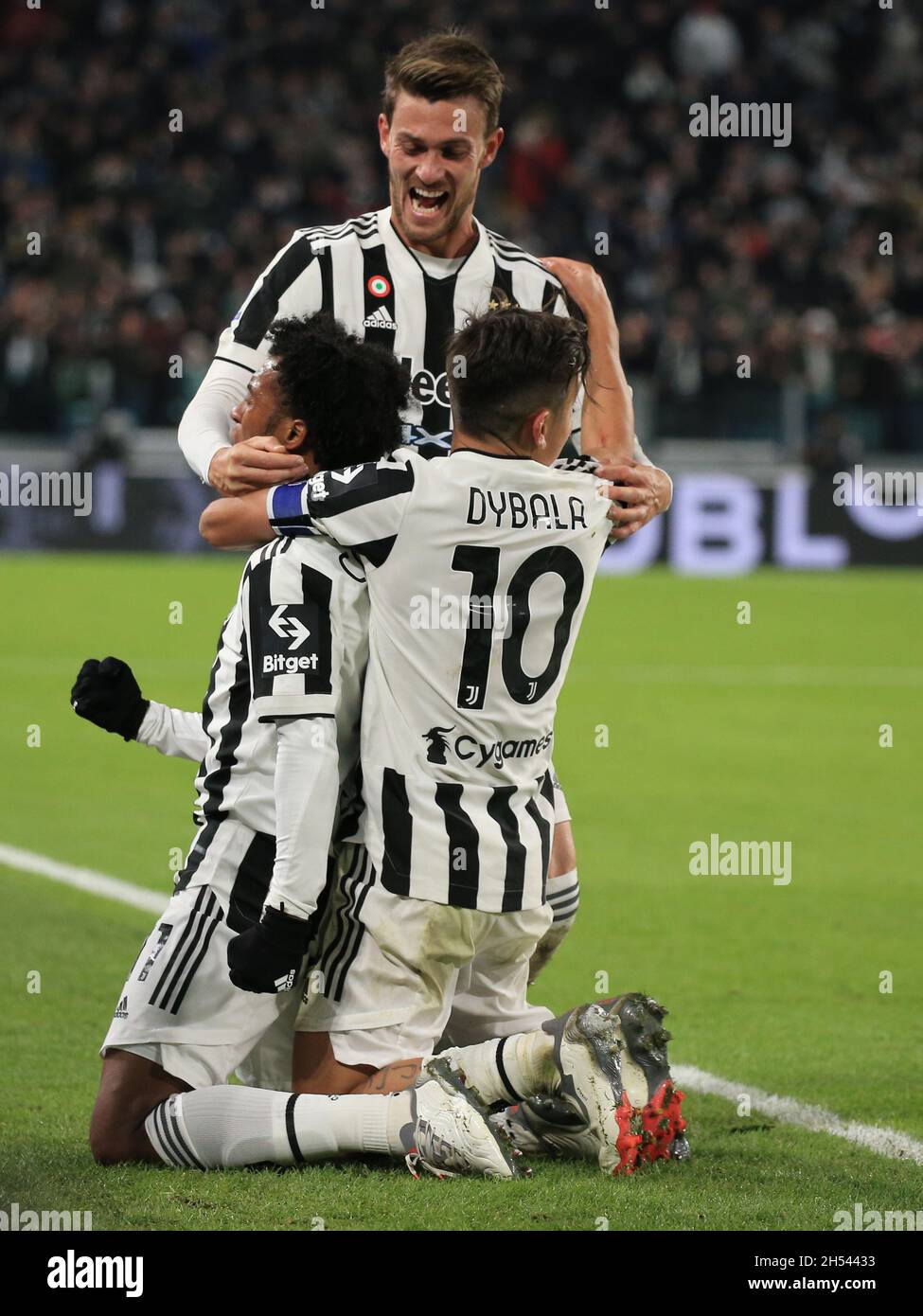 Torino, Italia. 6 novembre 2021. Juan Guillermo Cuadrado bello (Juventus FC) festeggia il traguardo con Paulo Dybala (Juventus FC) e Daniele Rugani (Juventus FC) durante la Juventus FC vs ACF Fiorentina, calcio italiano Serie A a a Torino, Italia, novembre 06 2021 Credit: Independent Photo Agency/Alamy Live News Foto Stock