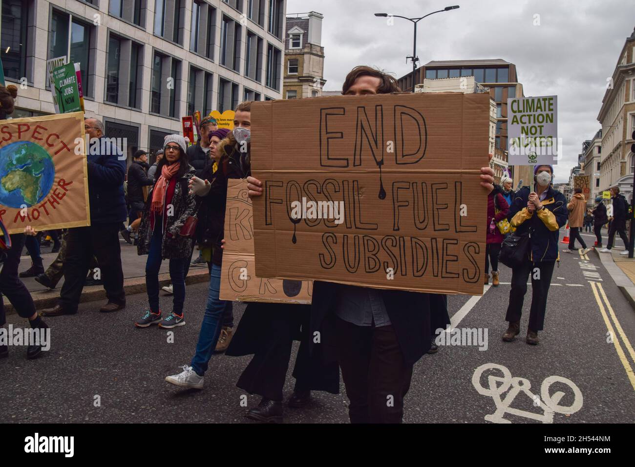 Londra, Regno Unito. 6 novembre 2021. Manifestanti nella città di Londra. Migliaia di persone hanno marciato dalla Bank of England a Trafalgar Square come parte della Coalition Global Day of Action for Climate Justice della COP26. Credit: Vuk Valcic / Alamy Live News Foto Stock