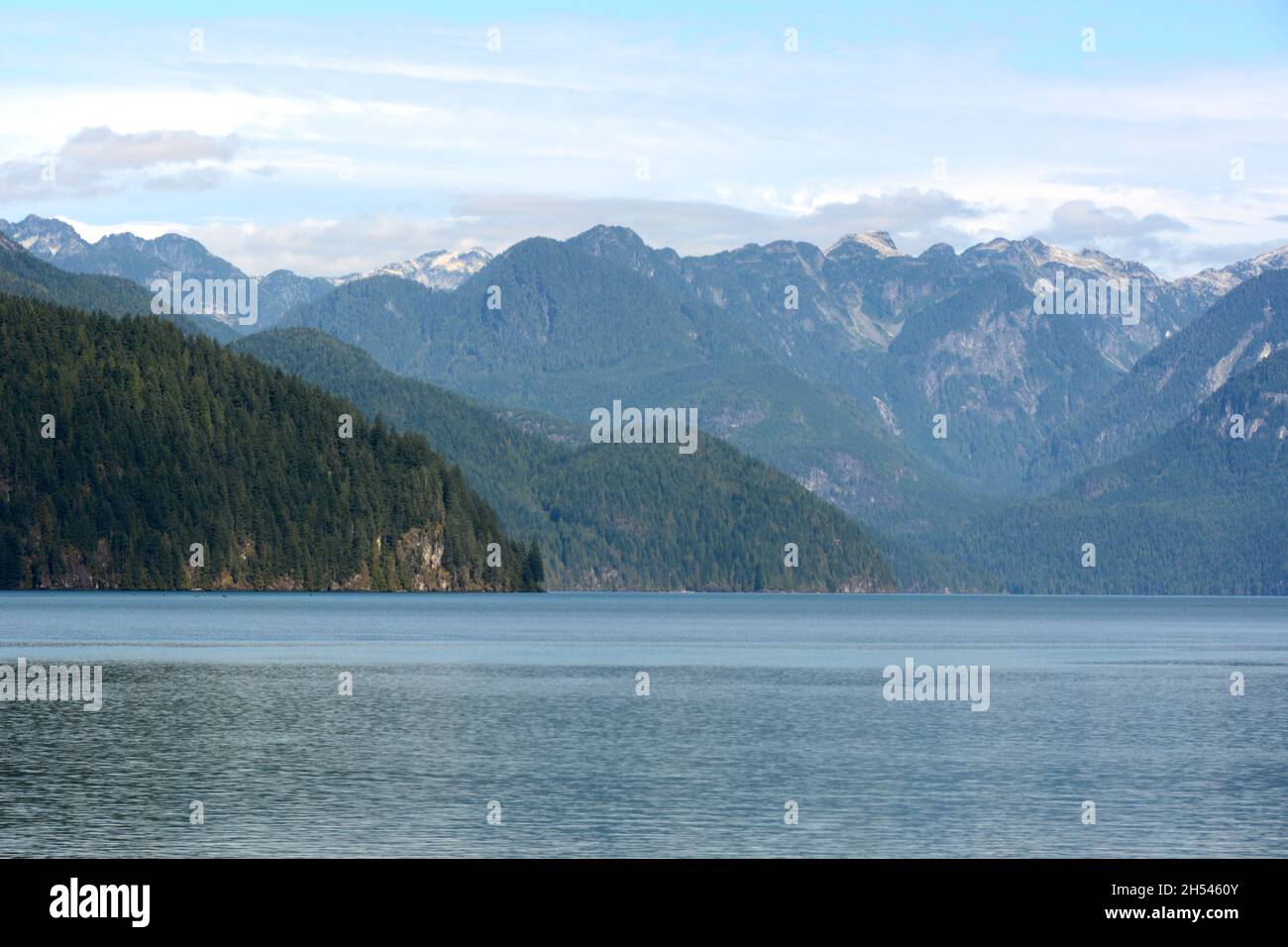 Pitt Lake, uno dei più grandi laghi di marea del mondo, e le montagne della catena Garibaldi, vicino a Pitt Meadows, British Columbia, Canada. Foto Stock