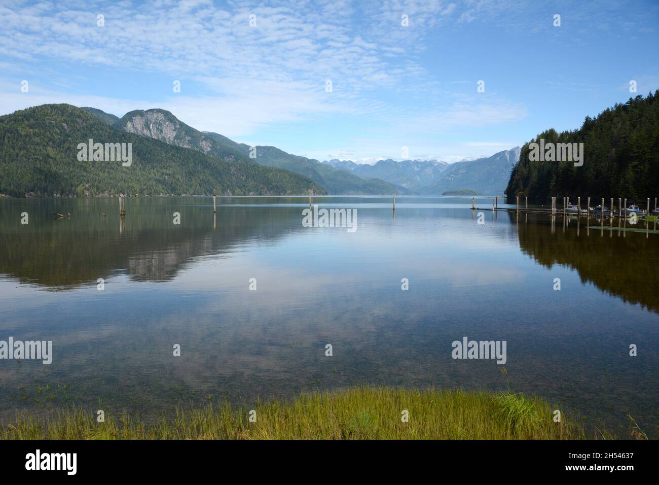Pitt Lake, uno dei più grandi laghi di marea del mondo, e le montagne della catena Garibaldi, vicino a Pitt Meadows, British Columbia, Canada. Foto Stock