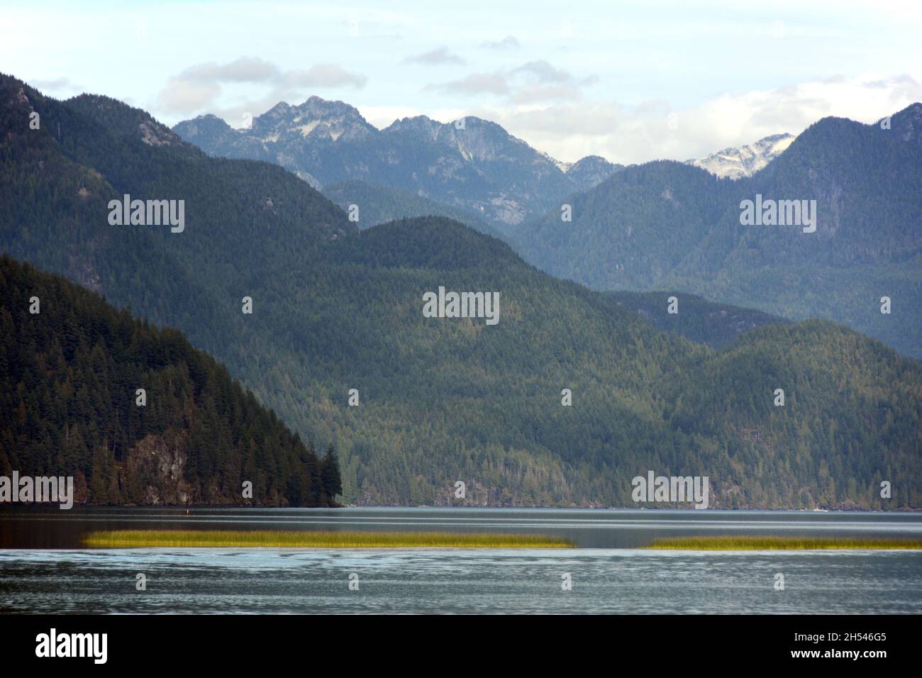Pitt Lake, uno dei più grandi laghi di marea del mondo, e le montagne della catena Garibaldi, vicino a Pitt Meadows, British Columbia, Canada. Foto Stock