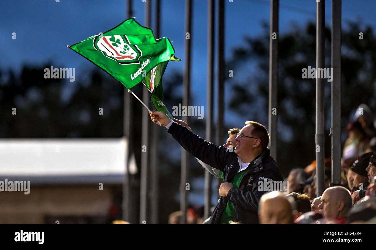 Londra, Regno Unito. 6 novembre 2021. Il tifoso irlandese londinese dà un po' di allegria mentre il 6 novembre 2021 Londra Irish fa una rimonta enorme nella seconda metà durante la partita di rugby Gallagher Premiership tra Saracens e London Irish allo StoneX Stadium di Londra, Inghilterra. Foto di Phil Hutchinson. Solo per uso editoriale, licenza richiesta per uso commerciale. Nessun utilizzo nelle scommesse, nei giochi o nelle pubblicazioni di un singolo club/campionato/giocatore. Credit: UK Sports Pics Ltd/Alamy Live News Foto Stock