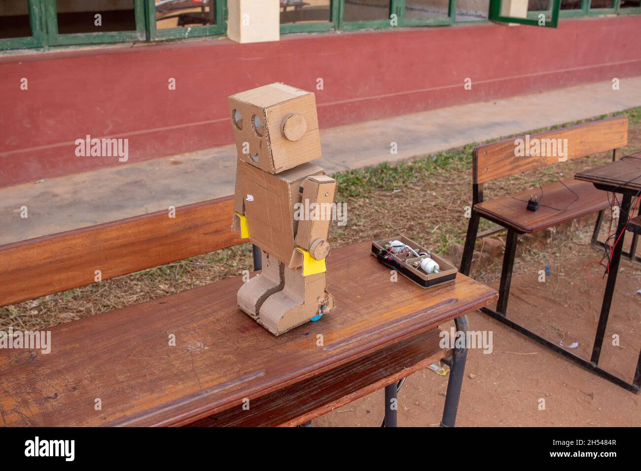 Robot di cartone per bambini fatto a mano e il suo telecomando Foto Stock