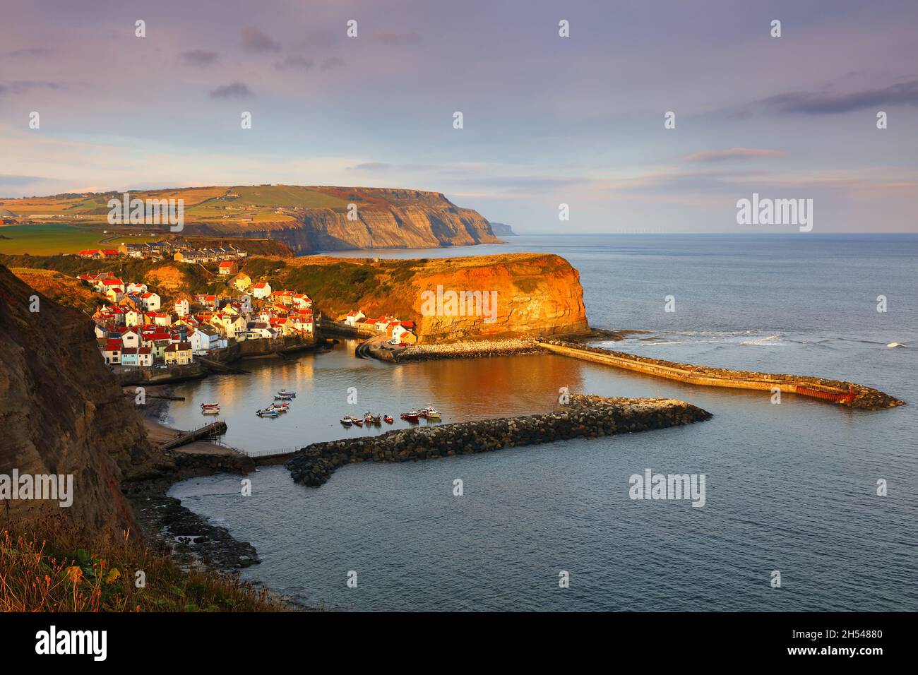 Vista ad ampio angolo di Staithes sulla costa del North Yorkshire. Inghilterra, Regno Unito. Foto Stock