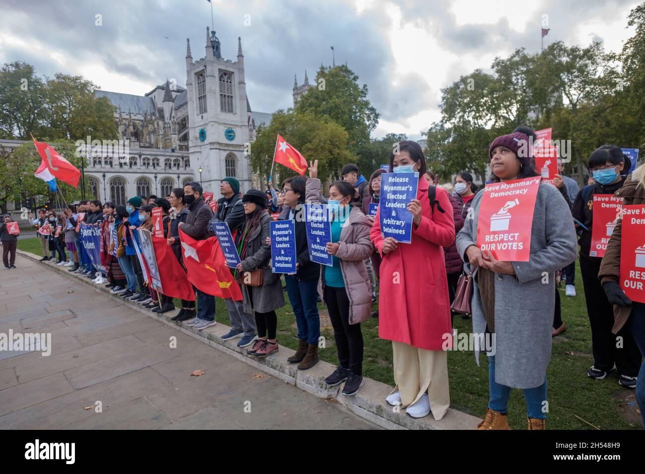 Londra, Regno Unito. 6 novembre 2021. I manifestanti in Piazza del Parlamento hanno chiesto la liberazione di leader politici, tra cui Aung San Suu Kyi e altri soggetti ad arresto arbitrario a seguito del colpo di Stato militare in Myanmar all'inizio di febbraio. I condannati recenti attacchi militari nel nord-ovest dello stato di Chin, dove i soldati hanno bruciato molte case, chiese e altri edifici. Hanno chiesto l'azione dell'ONU compreso un embargo legalmente vincolante delle armi e hanno lasciato la piazza per marciare verso Downing St. Peter Marshall/Alamy Live News Foto Stock