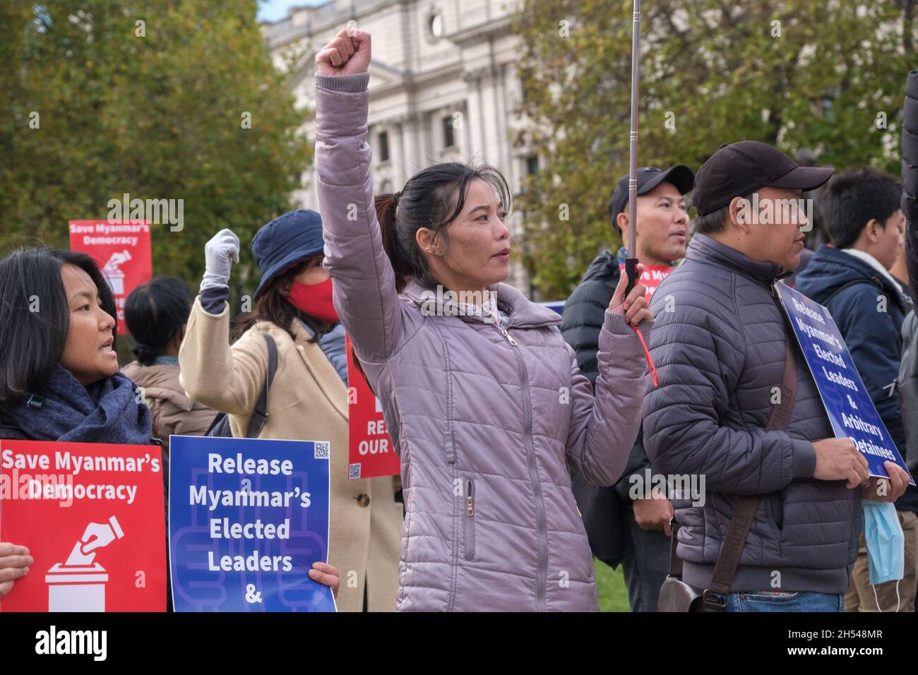 Londra, Regno Unito. 6 novembre 2021. I manifestanti in Piazza del Parlamento hanno chiesto la liberazione di leader politici, tra cui Aung San Suu Kyi e altri soggetti ad arresto arbitrario a seguito del colpo di Stato militare in Myanmar all'inizio di febbraio. I condannati recenti attacchi militari nel nord-ovest dello stato di Chin, dove i soldati hanno bruciato molte case, chiese e altri edifici. Hanno chiesto l'azione dell'ONU compreso un embargo legalmente vincolante delle armi e hanno lasciato la piazza per marciare verso Downing St. Peter Marshall/Alamy Live News Foto Stock