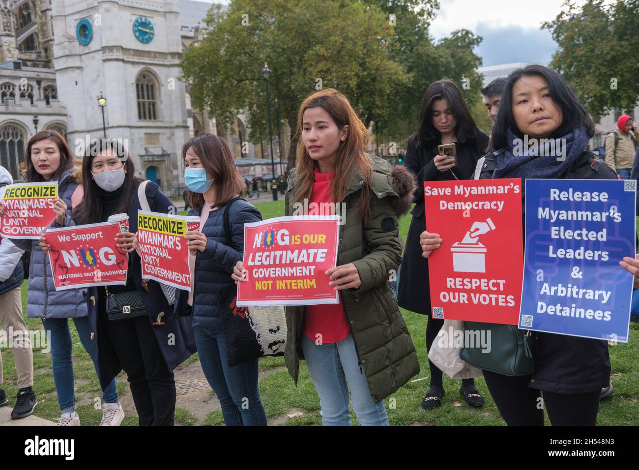 Londra, Regno Unito. 6 novembre 2021. I manifestanti in Piazza del Parlamento hanno chiesto la liberazione di leader politici, tra cui Aung San Suu Kyi e altri soggetti ad arresto arbitrario a seguito del colpo di Stato militare in Myanmar all'inizio di febbraio. I condannati recenti attacchi militari nel nord-ovest dello stato di Chin, dove i soldati hanno bruciato molte case, chiese e altri edifici. Hanno chiesto l'azione dell'ONU compreso un embargo legalmente vincolante delle armi e hanno lasciato la piazza per marciare verso Downing St. Peter Marshall/Alamy Live News Foto Stock