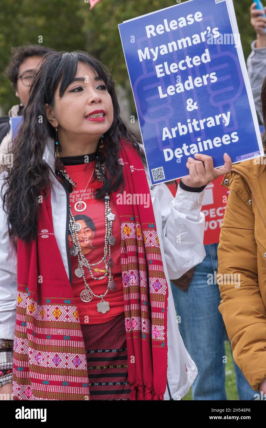 Londra, Regno Unito. 6 novembre 2021. I manifestanti in Piazza del Parlamento hanno chiesto la liberazione di leader politici, tra cui Aung San Suu Kyi e altri soggetti ad arresto arbitrario a seguito del colpo di Stato militare in Myanmar all'inizio di febbraio. I condannati recenti attacchi militari nel nord-ovest dello stato di Chin, dove i soldati hanno bruciato molte case, chiese e altri edifici. Hanno chiesto l'azione dell'ONU compreso un embargo legalmente vincolante delle armi e hanno lasciato la piazza per marciare verso Downing St. Peter Marshall/Alamy Live News Foto Stock