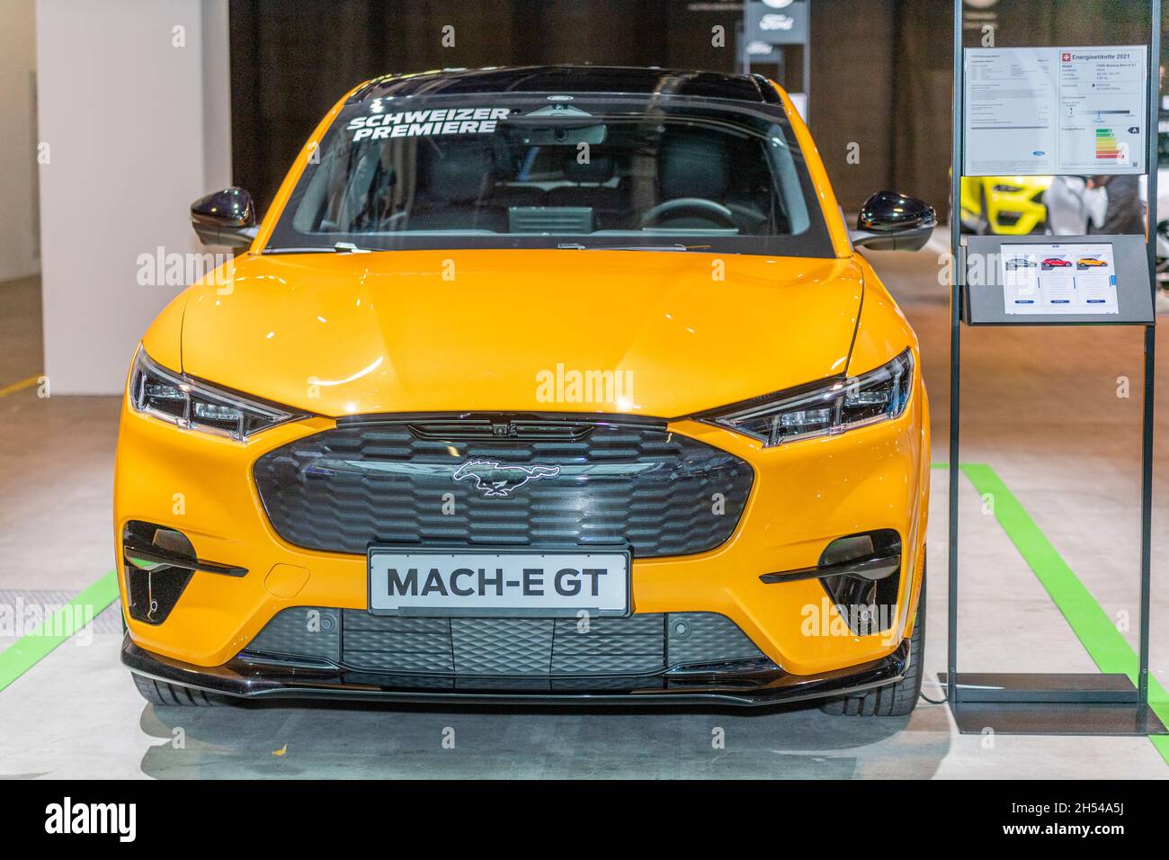 Zurigo, Svizzera. 4 novembre 2021. Presentazione della nuova Ford Mustang Mach-e-GT in occasione del Salone Auto Zurich Car Show 2021 a Zurigo, in Svizzera, il 4 novembre 2021. (Foto di Eric Dubost/Pacific Press/Sipa USA) Credit: Sipa USA/Alamy Live News Foto Stock