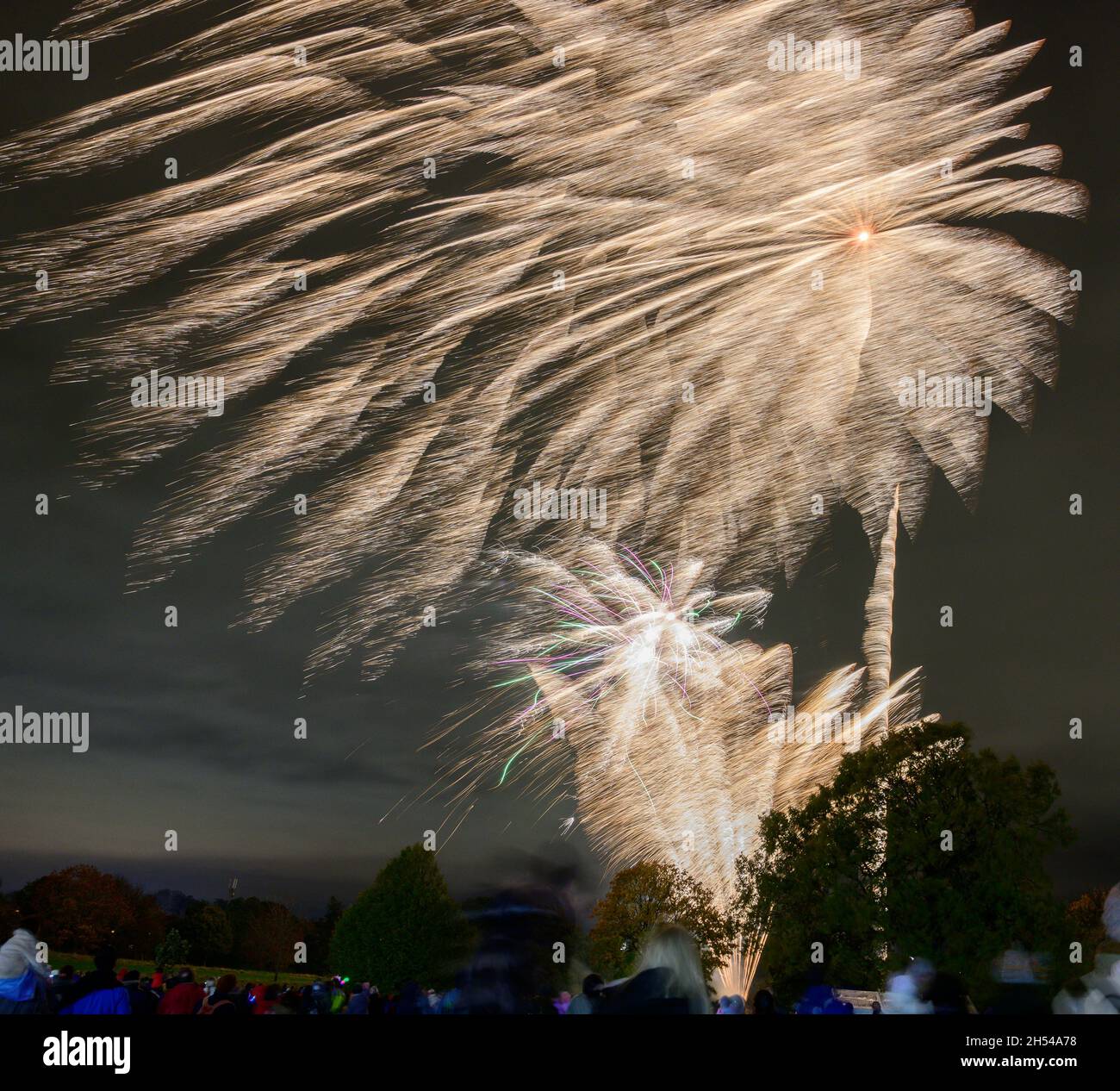 Morden, Londra, Regno Unito. 6 novembre 2021. Grande scala Musical Fireworks Mostra il Sabato notte del fuoco a Morden Park attrae grandi folle. Credit: Malcolm Park/Alamy Live News Foto Stock