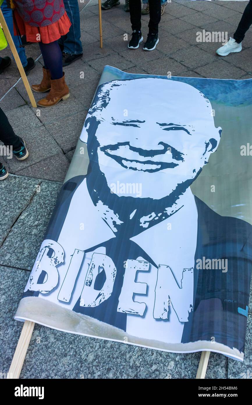 Parigi, Francia, ONG francesi, dimostrazione di crisi climatica, dettaglio, Segno di protesta del Presidente Biden Foto Stock
