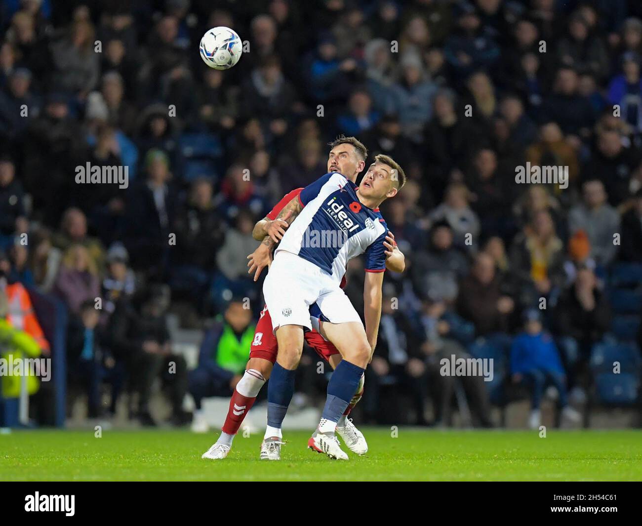 Grant Hall #4 di Middlesbrough e Jordan Hugill #17 di West Bromwich Albion combattono per la palla in aria. Foto Stock