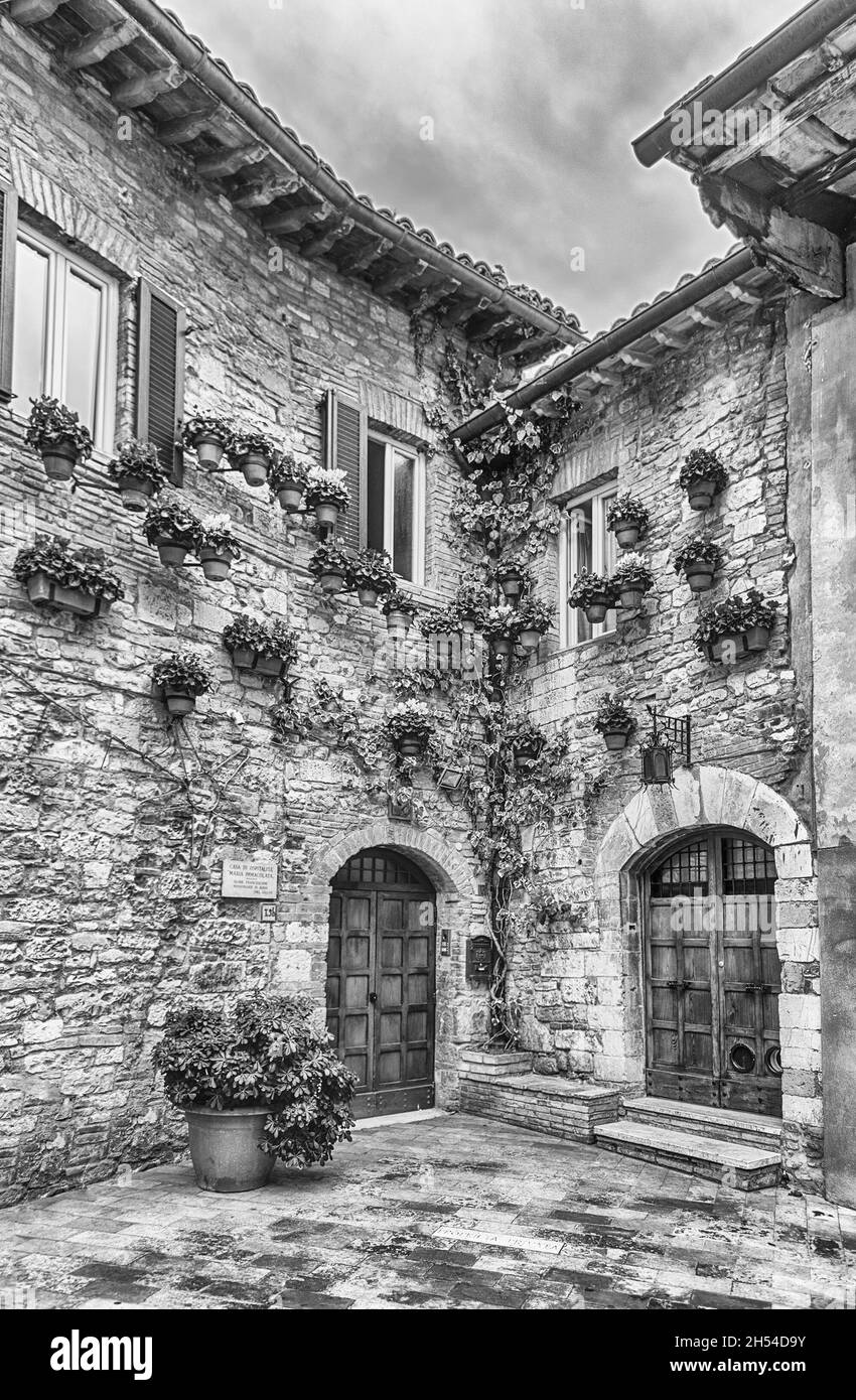 Edifici storici nel centro storico della città di Assisi, una delle più belle città medievali in Italia centrale Foto Stock