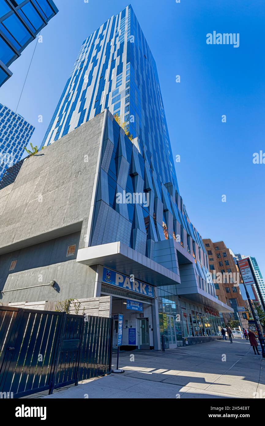 Toren, al 150 Myrtle Avenue, ha una facciata in bianco e nero. Skidmore, Owings & Merrill disegnò la torre condominio del centro di Brooklyn. Foto Stock