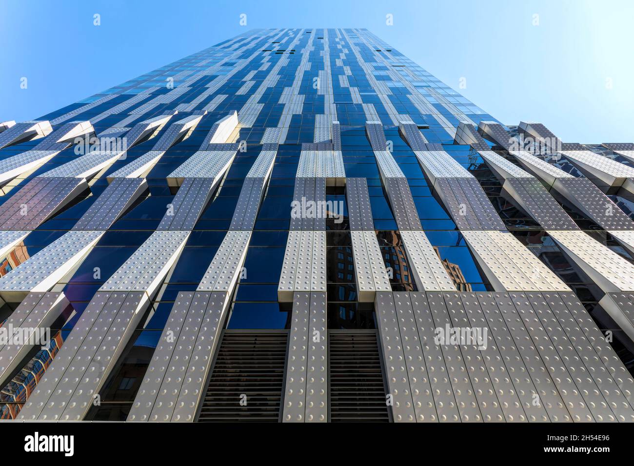 Toren, al 150 Myrtle Avenue, ha una facciata in bianco e nero. Skidmore, Owings & Merrill disegnò la torre condominio del centro di Brooklyn. Foto Stock