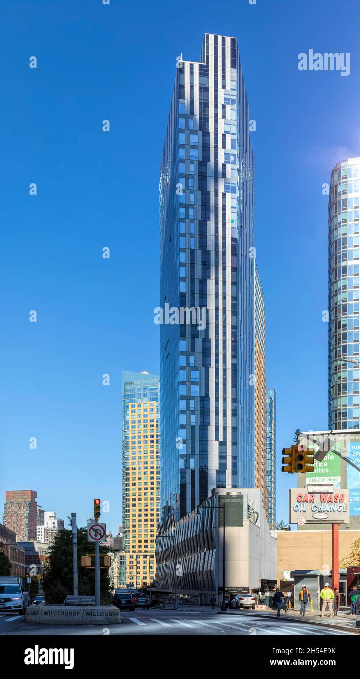 Toren, al 150 Myrtle Avenue, ha una facciata in bianco e nero. Skidmore, Owings & Merrill disegnò la torre condominio del centro di Brooklyn. Foto Stock