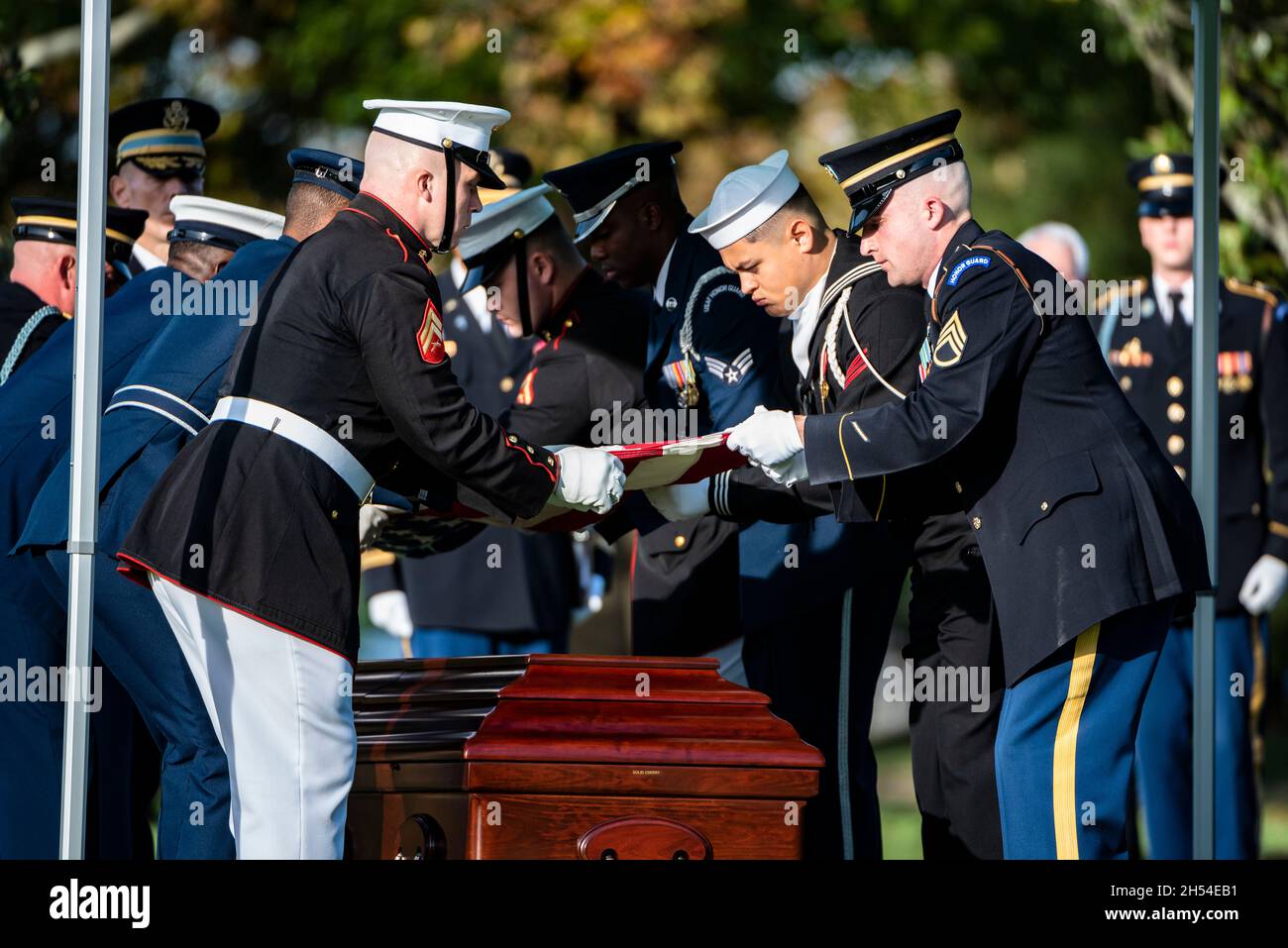 Arlington, Stati Uniti. 05 novembre 2021. La Guardia d'onore delle forze Armate degli Stati Uniti piegò la bandiera durante il servizio funebre dell'ex Segretario di Stato degli Stati Uniti Gen. Colin Powell al cimitero nazionale di Arlington, 5 novembre 2021 ad Arlington, Virginia. Credit: Elizabeth Fraser/DOD Photo/Alamy Live News Foto Stock