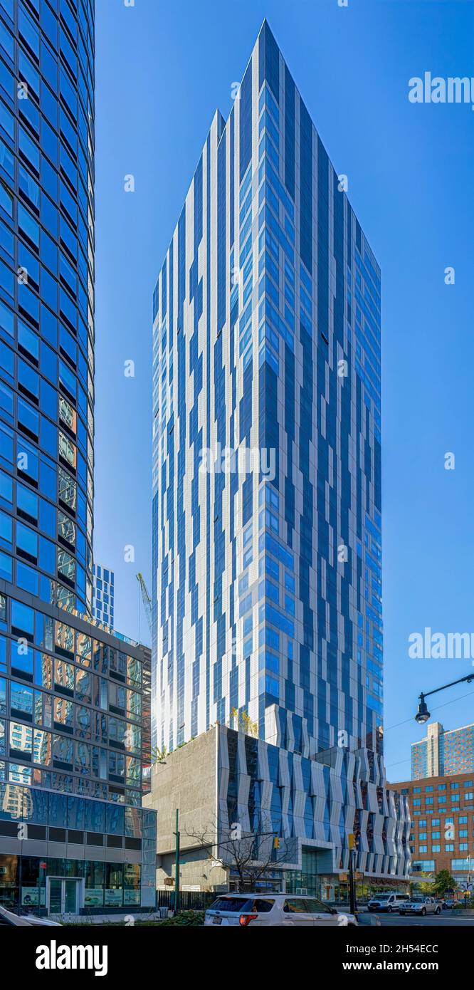 Toren, al 150 Myrtle Avenue, ha una facciata in bianco e nero. Skidmore, Owings & Merrill disegnò la torre condominio del centro di Brooklyn. Foto Stock