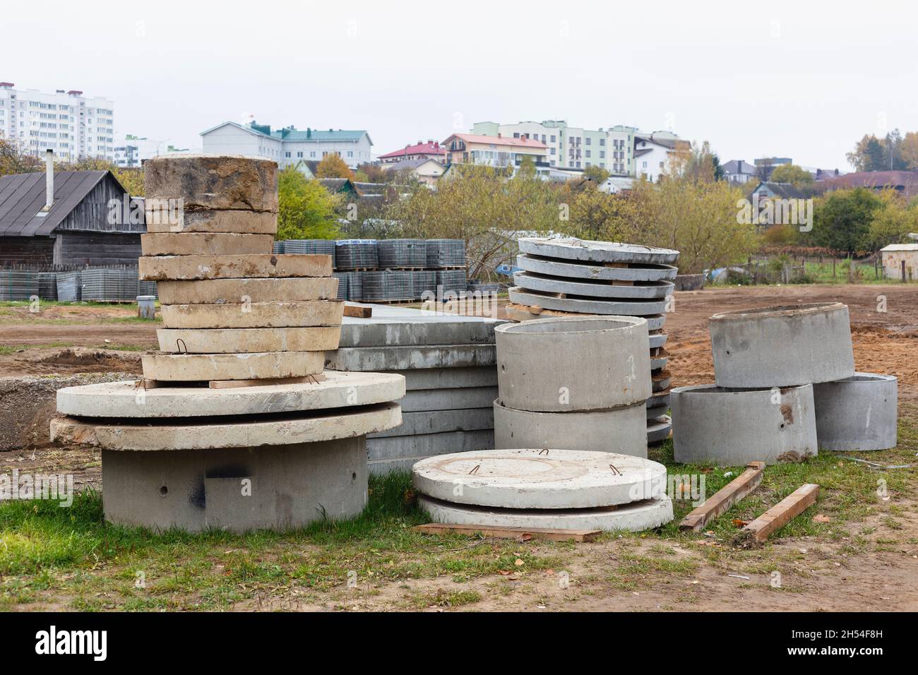 Anelli e solette in cemento per pozzi in cantiere Foto Stock