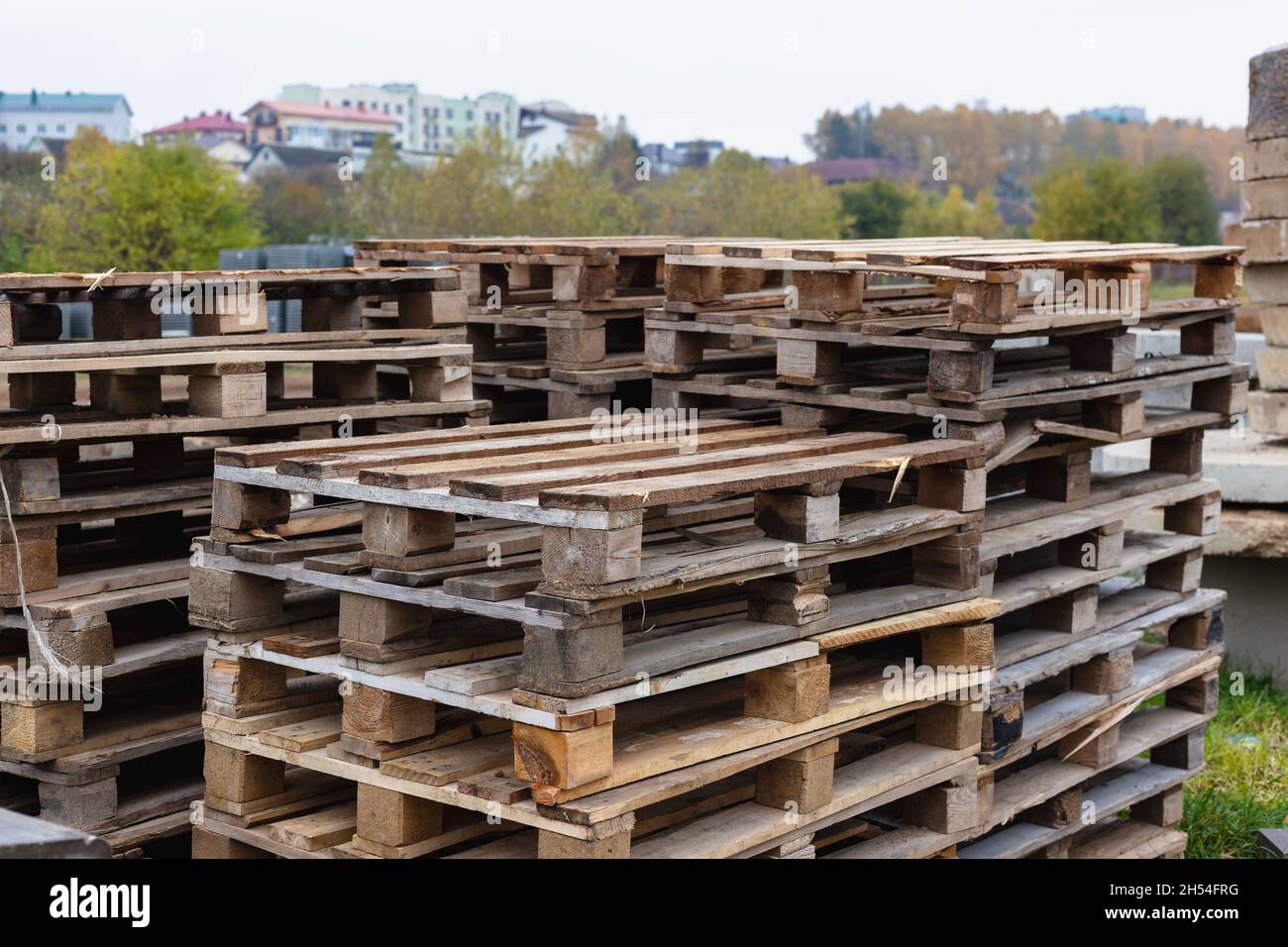 Pallet in legno per il trasporto di materiali da costruzione in cantiere  Foto stock - Alamy
