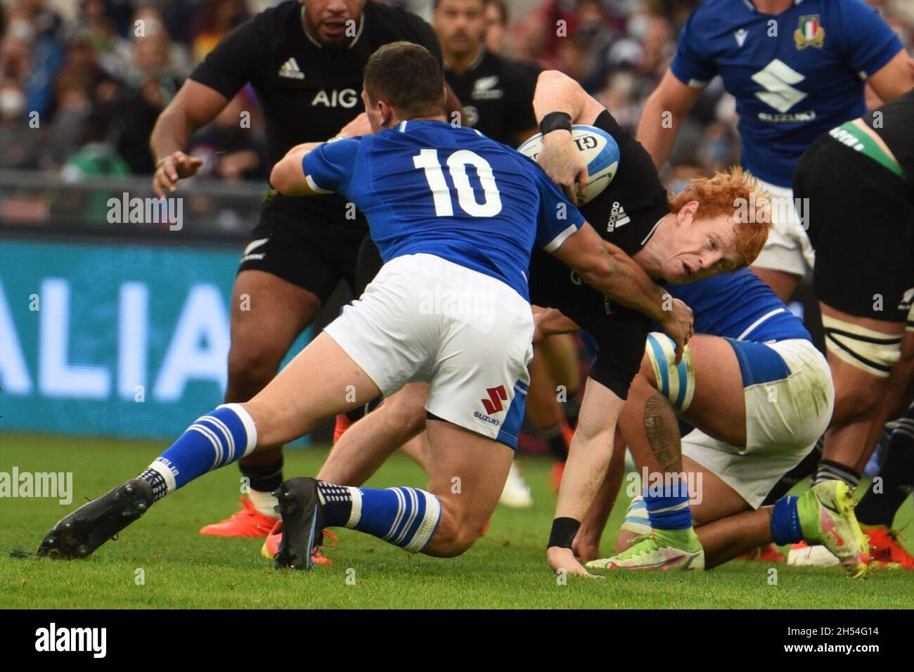 Stadio Olimpico di Roma, sul campo da gioco, Italia. 6 novembre 2021. Vs All Blacks per il rugby Autumn Nations Series match, con Black shirt (C) Finlay Christie lotta per la conquista della palla New Zeland team ha vinto 47-9 (Photo by Pasquale Gargano/Pacific Press) Credit: Pacific Press Media Production Corp./Alamy Live News Foto Stock