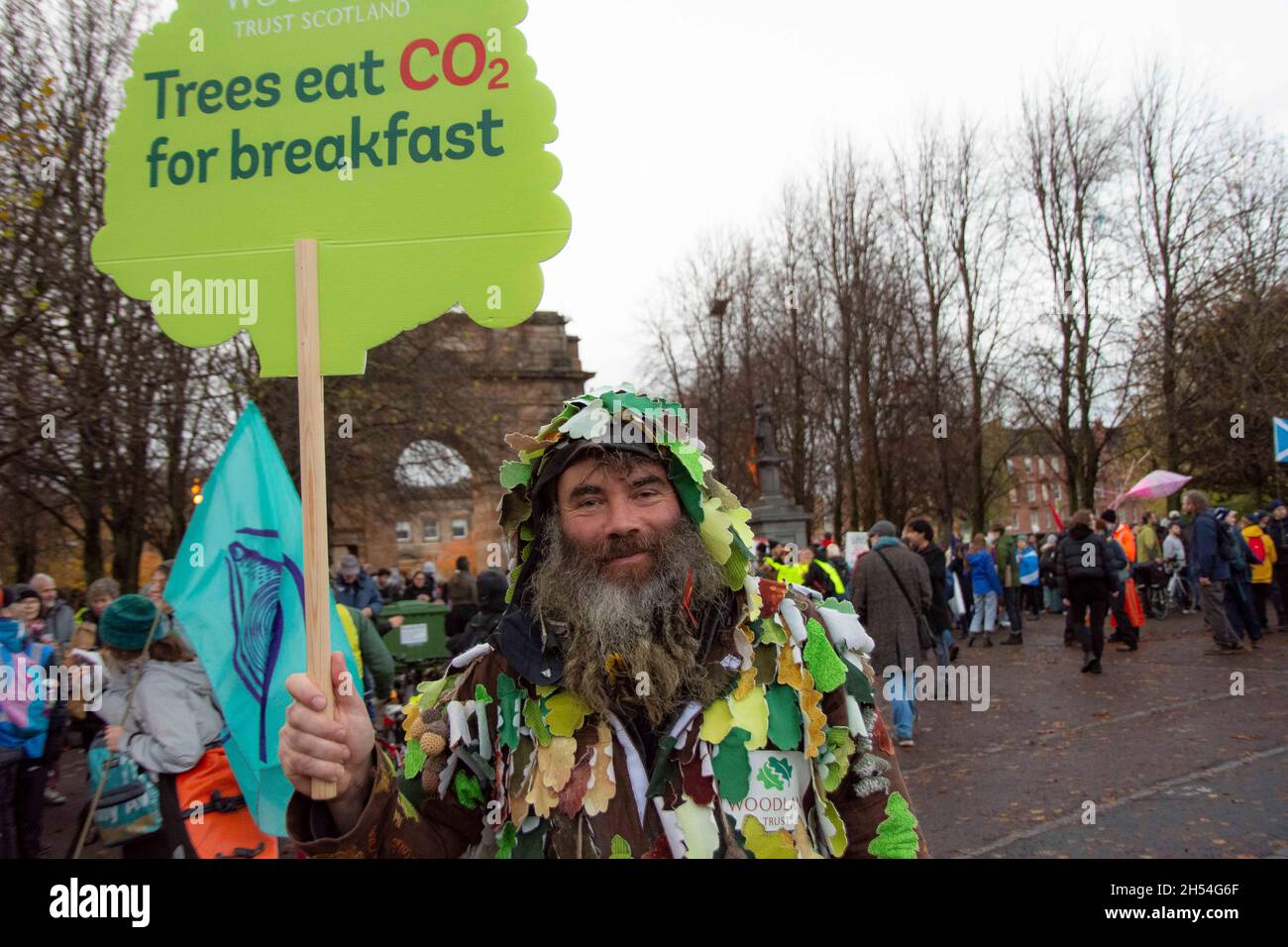 Glasgow, Scozia, Regno Unito. 6 novembre 2021. Migliaia di manifestanti hanno sfidato la pioggia e i venti forti mentre si sono convergenti a Glasgow in Scozia per la Giornata Mondiale d'azione per la Giustizia climatica. Gli organizzatori hanno affermato che in tutto il mondo si sono svolte oltre 300 proteste. La gente si radunò nel Parco di Kelvingrove e marciò attraverso il centro della città. Il COP26 Climate Summit attualmente in corso nella città è a metà strada attraverso due settimane di negoziati di alto livello. Molti manifestanti hanno espresso frustrazione per il lento ritmo del cambiamento e la mancanza di impegno da parte dei leader mondiali. (Credit Image: © Rod Harbinson/ZUM Foto Stock