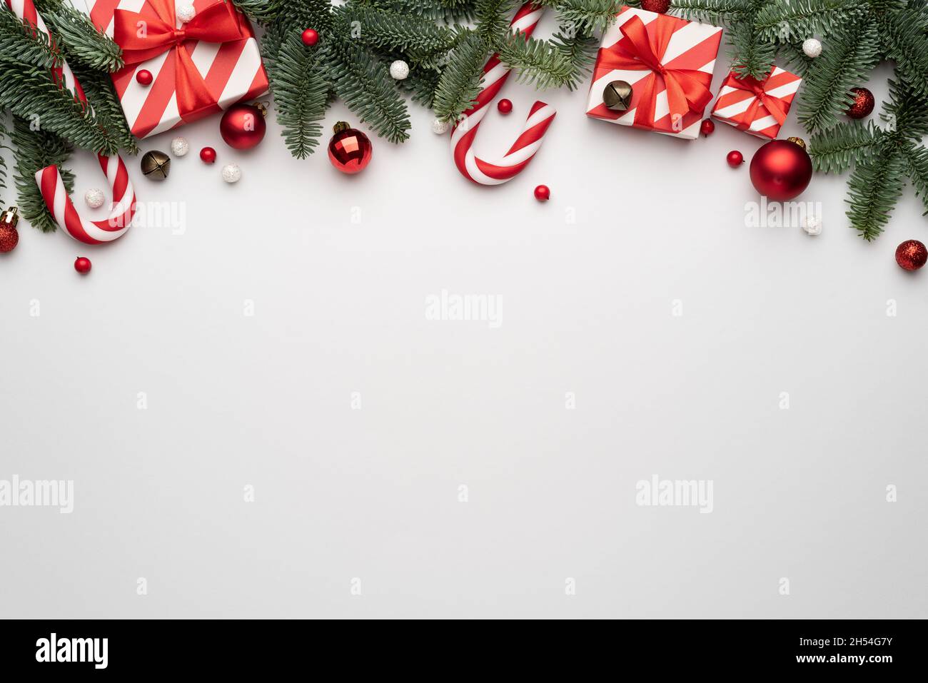 Confine di Natale su sfondo bianco. Vista dall'alto e disposizione piatta con spazio di copia per il testo dell'invito Foto Stock