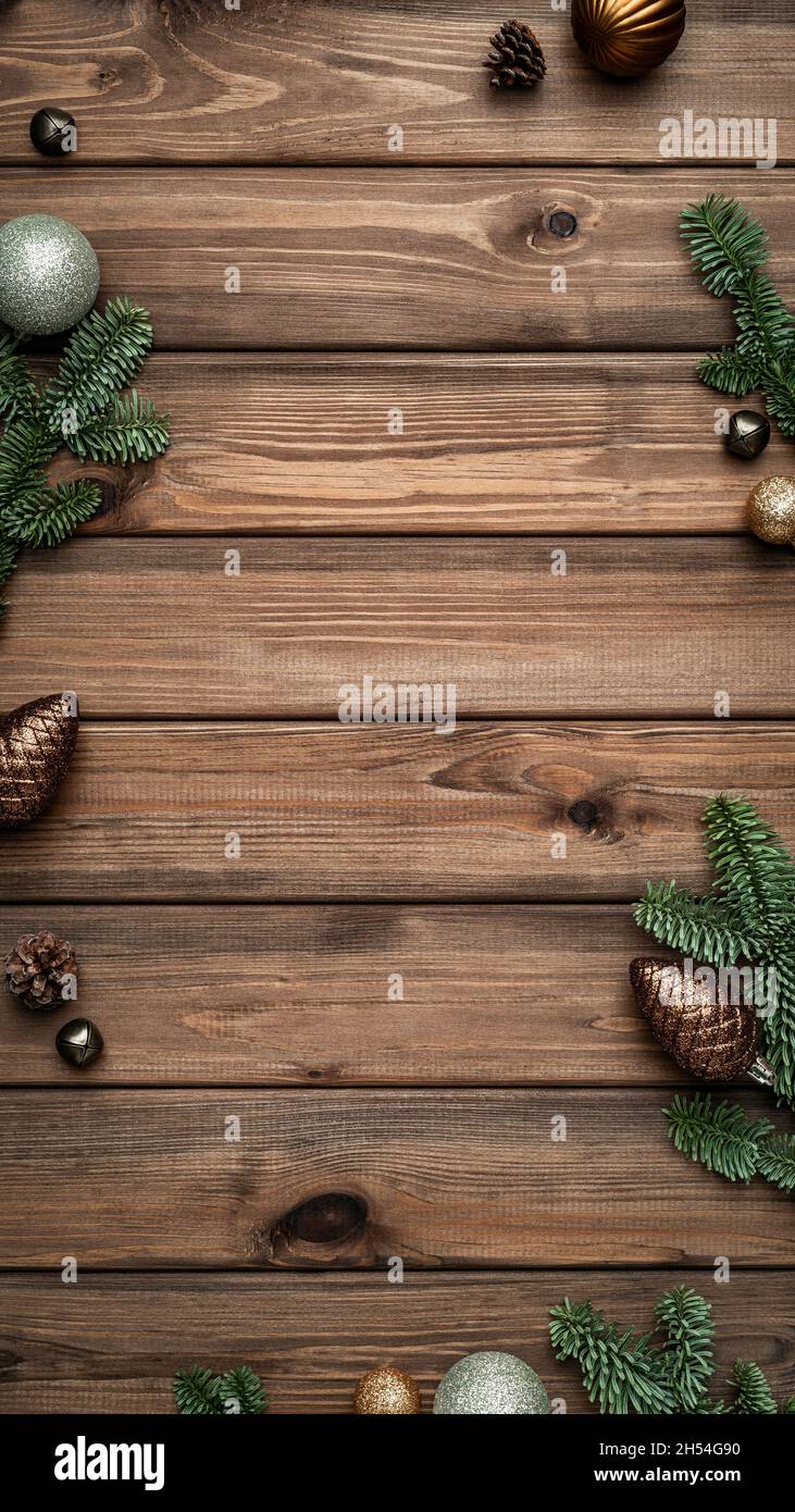 Vintage sfondo natalizio con rami di abete confina su tavole di legno. Vuoto con un posto per il testo per la stagione delle feste Foto Stock
