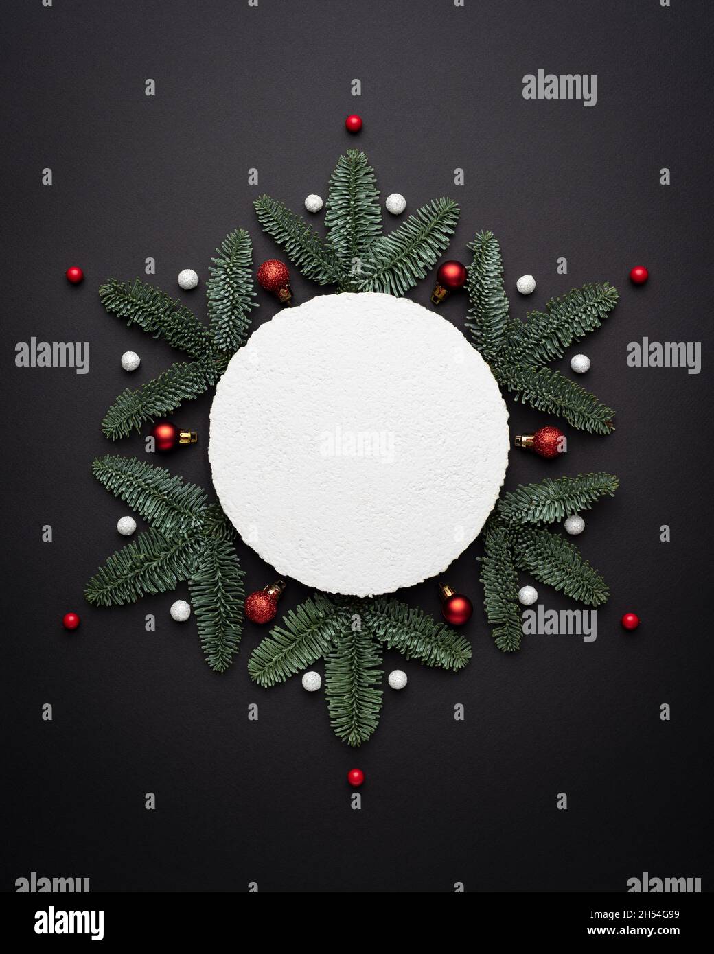 Sfondo di Natale con un fiocco di neve decorativo su carta nera e nota per il testo Foto Stock
