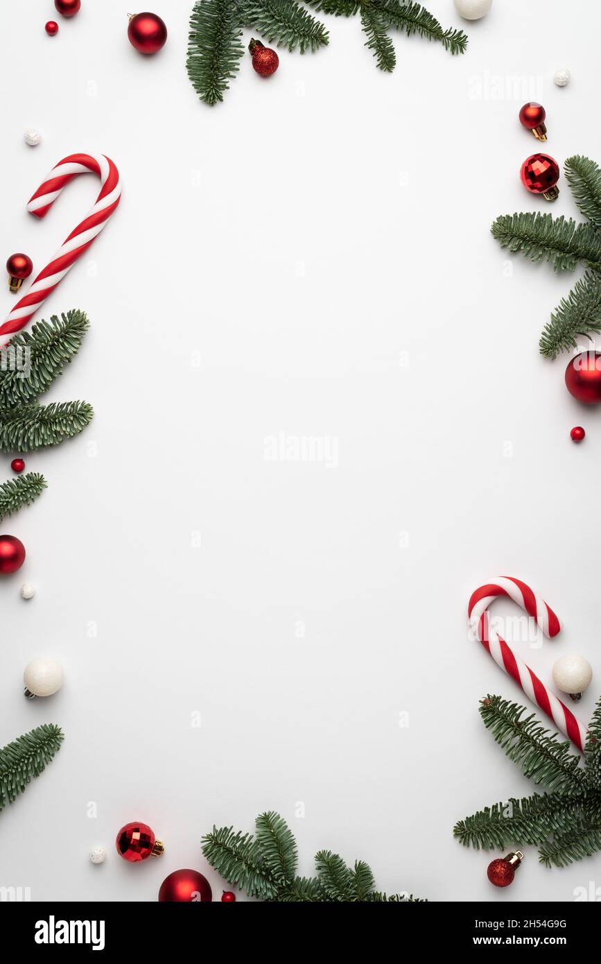 Sfondo natalizio bianco con rami di abete e decorazioni. Banner di Capodanno con spazio per la copia. Vista dall'alto, piatto Foto Stock