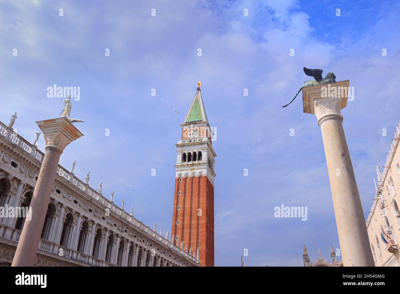 Piazza San Marco di Venezia: Biblioteca Nazionale Marciana, colonne di San Marco e San Teodoro, Campanile, Doge's. Foto Stock
