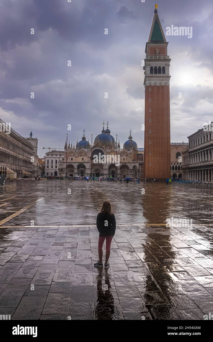 Piazza San Marco sotto la pioggia con il campanile e la Basilica di San Marco. La piazza principale della città vecchia. Venezia, Italia. Foto Stock