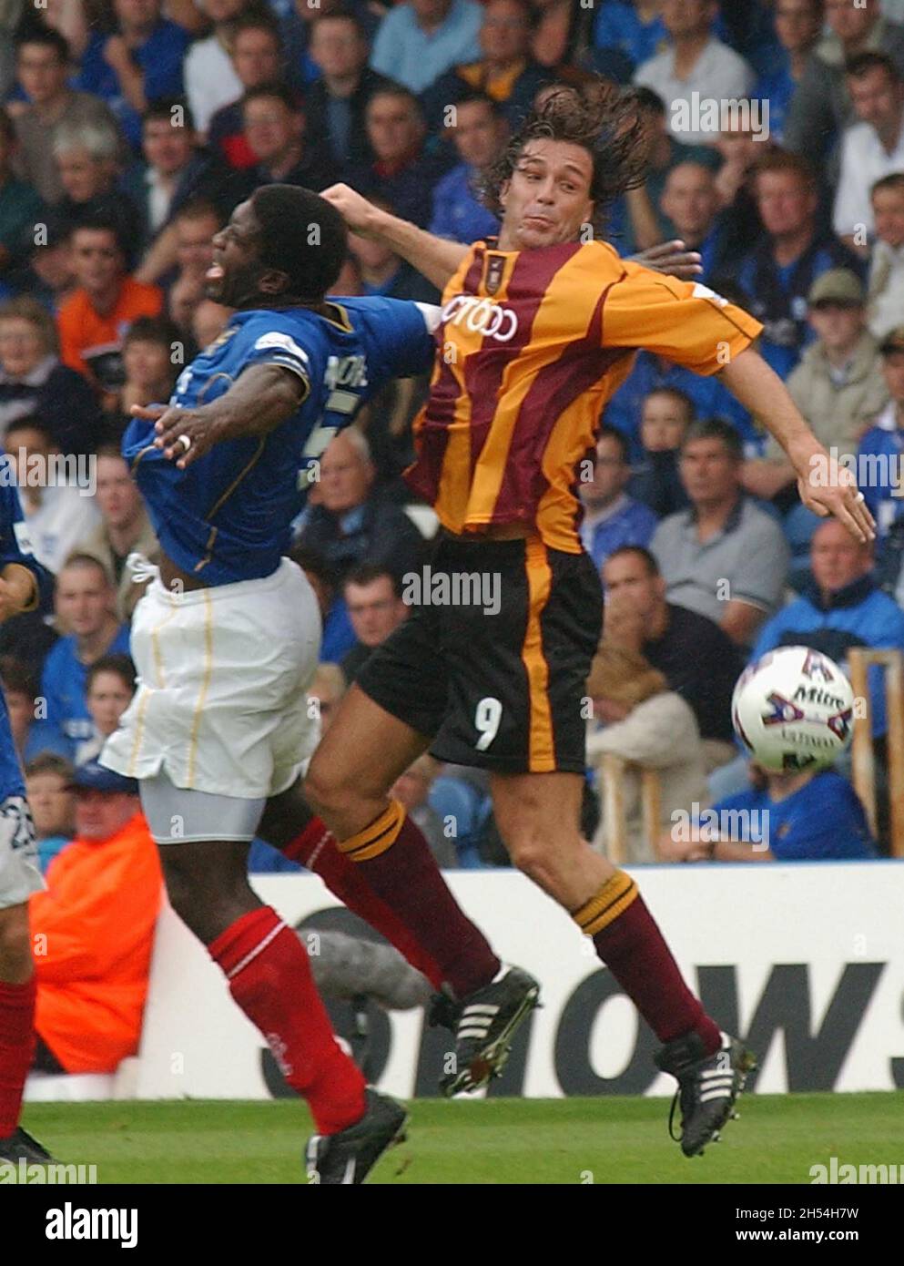 PORTSMOUTH V BRADFORD DARREN MOORE E ASHLEY. PIC MIKE WALKER, 2001 Foto Stock