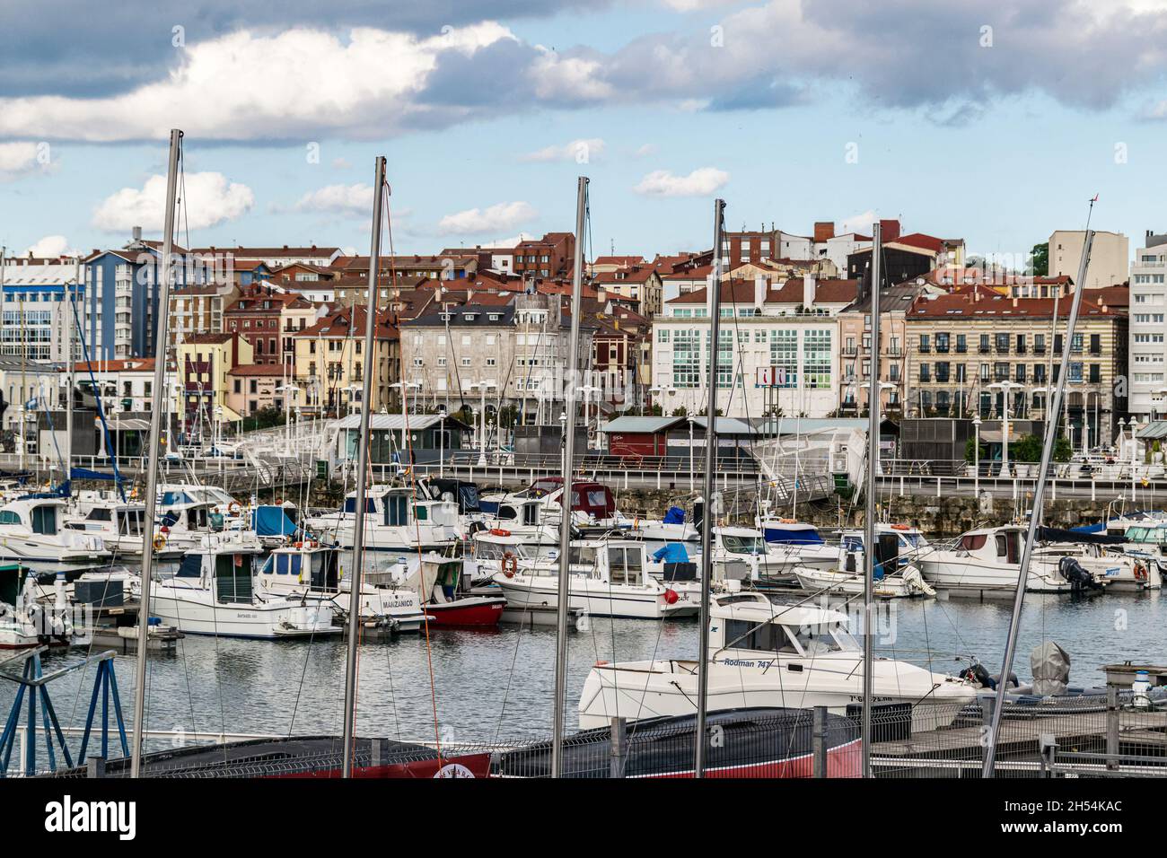 Porto turistico di Gijon con le nubi drammatiche, Asturie Spagna. Foto Stock
