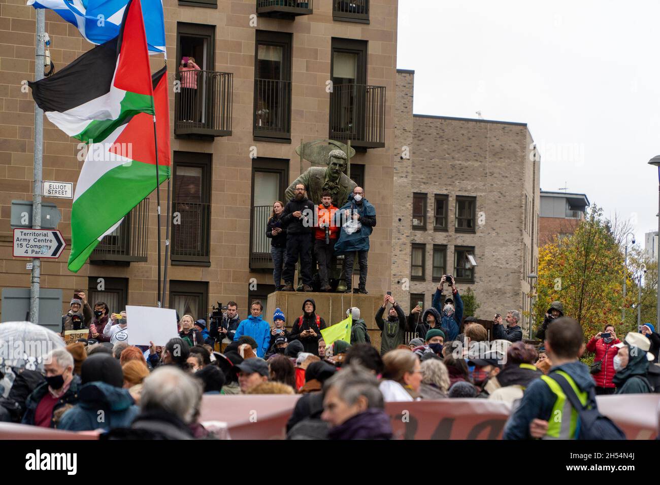 Glasgow, Scozia, Regno Unito, 6 novembre 2021:100,000 i manifestanti marciarono per le strade di Glasgow, da Kevingrove Park - Glasgow Green, chiedendo l'azione dei politici sul cambiamento climatico, una volta a Glasgow Green, numerosi oratori sono saliti sul palco e hanno affrontato la grande folla. Il tempo scozzese ha trascinato la folla durante la marcia, con forti precipitazioni di pioggia. Inoltre ha visto una polizia pesante presenze durante il giorno di azione globale. :Credit:Stable Air Media/Alamy Live News Foto Stock