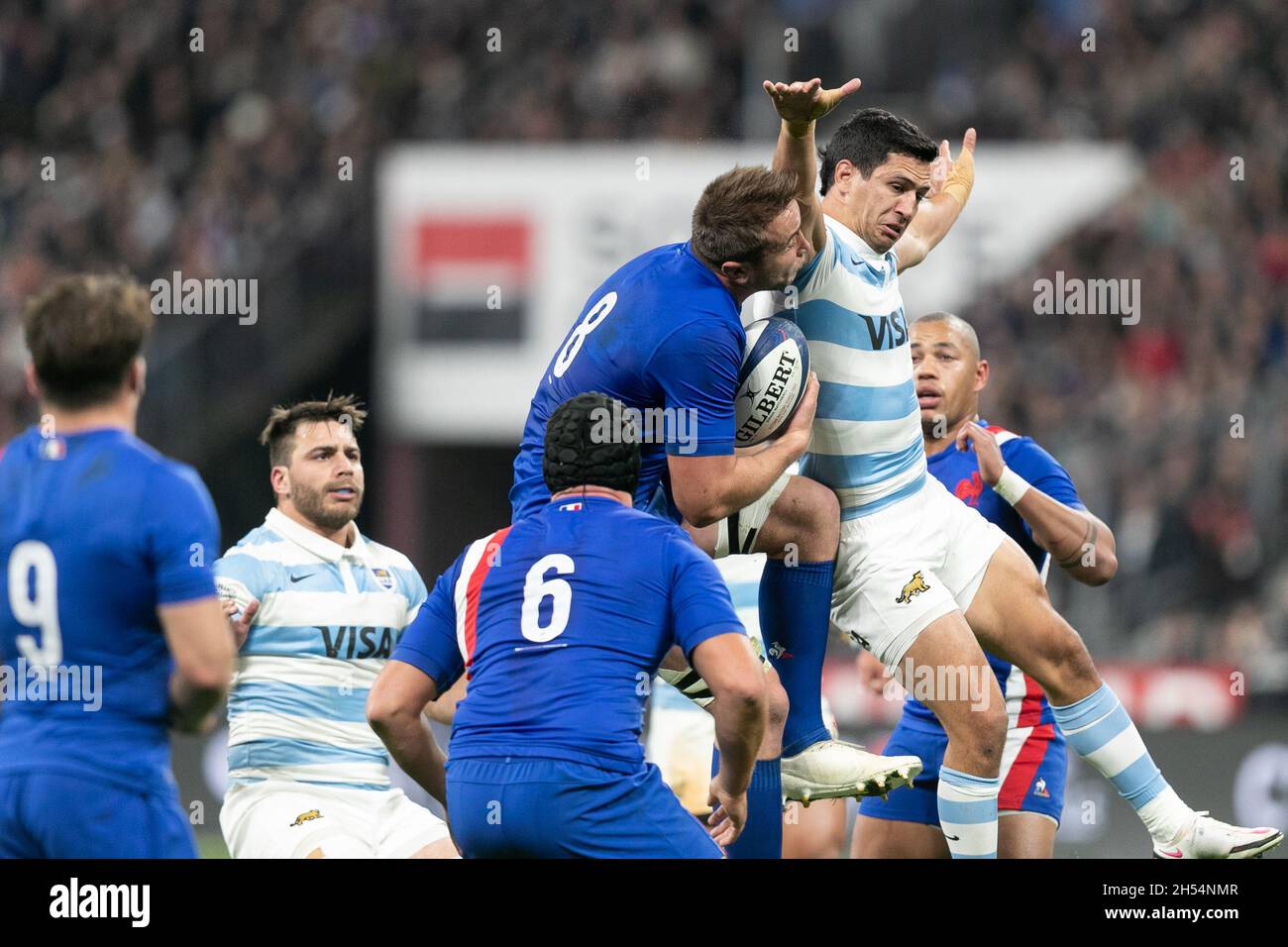 PARIGI, FRA. 6 NOVEMBRE Anthony Jelonch di Francia Rugby e Matias Moroni di  Argentina combattono per la palla durante l'amichevole incontro  internazionale tra Francia e Argentina allo Stade de France, Parigi sabato