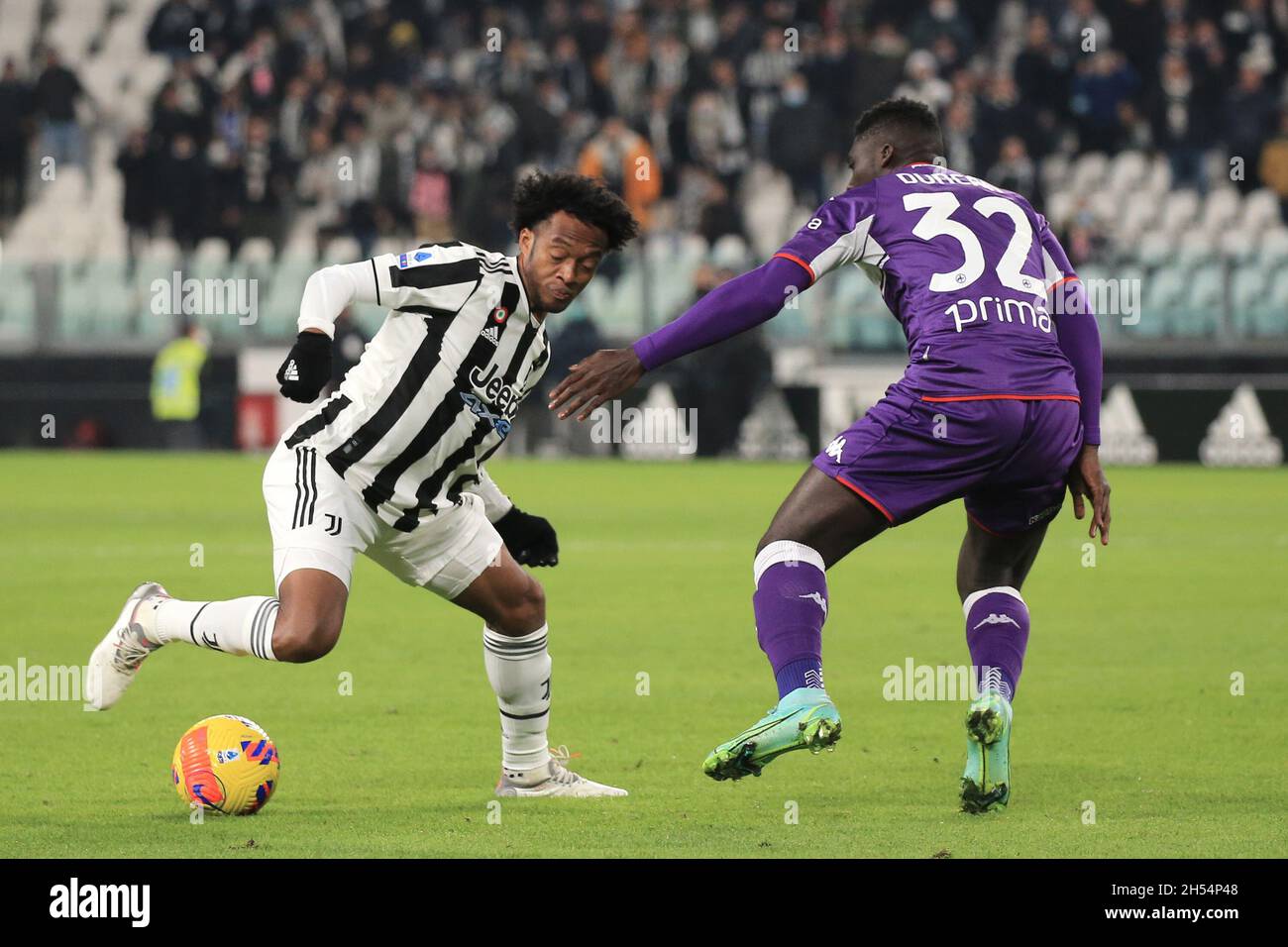 Torino, Italia. 6 novembre 2021. Juan Guillermo Cuadrado bello (Juventus FC) vs Alfred Duncan (ACF Fiorentina) durante la Juventus FC vs ACF Fiorentina, calcio italiano Serie A match a Torino, Italia, novembre 06 2021 Credit: Independent Photo Agency/Alamy Live News Foto Stock