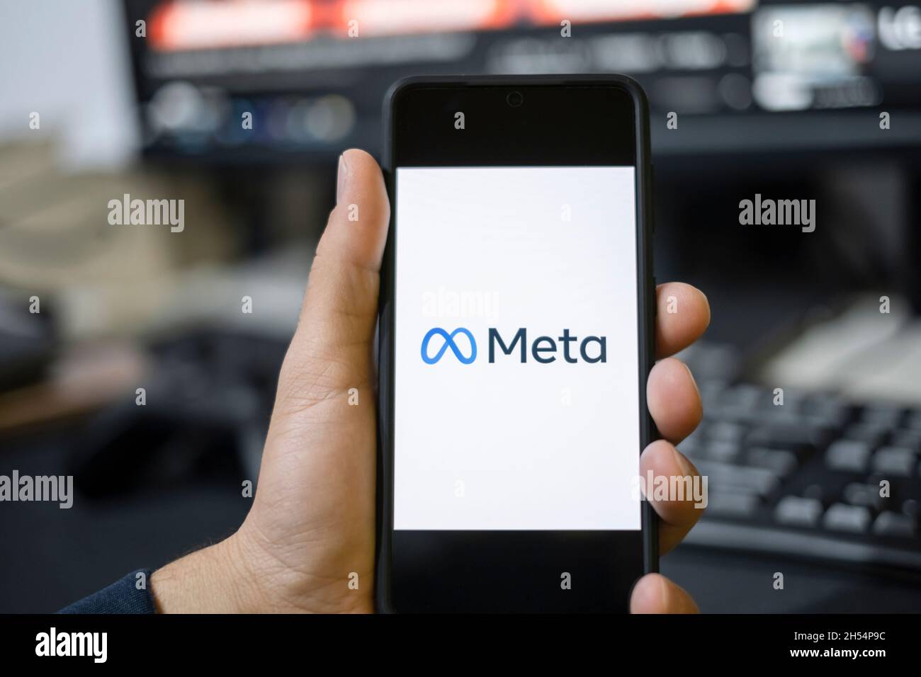 Giovane che usa la nuova app Meta su uno smartphone,logo di rebranding Facebook,app metaverse Foto Stock