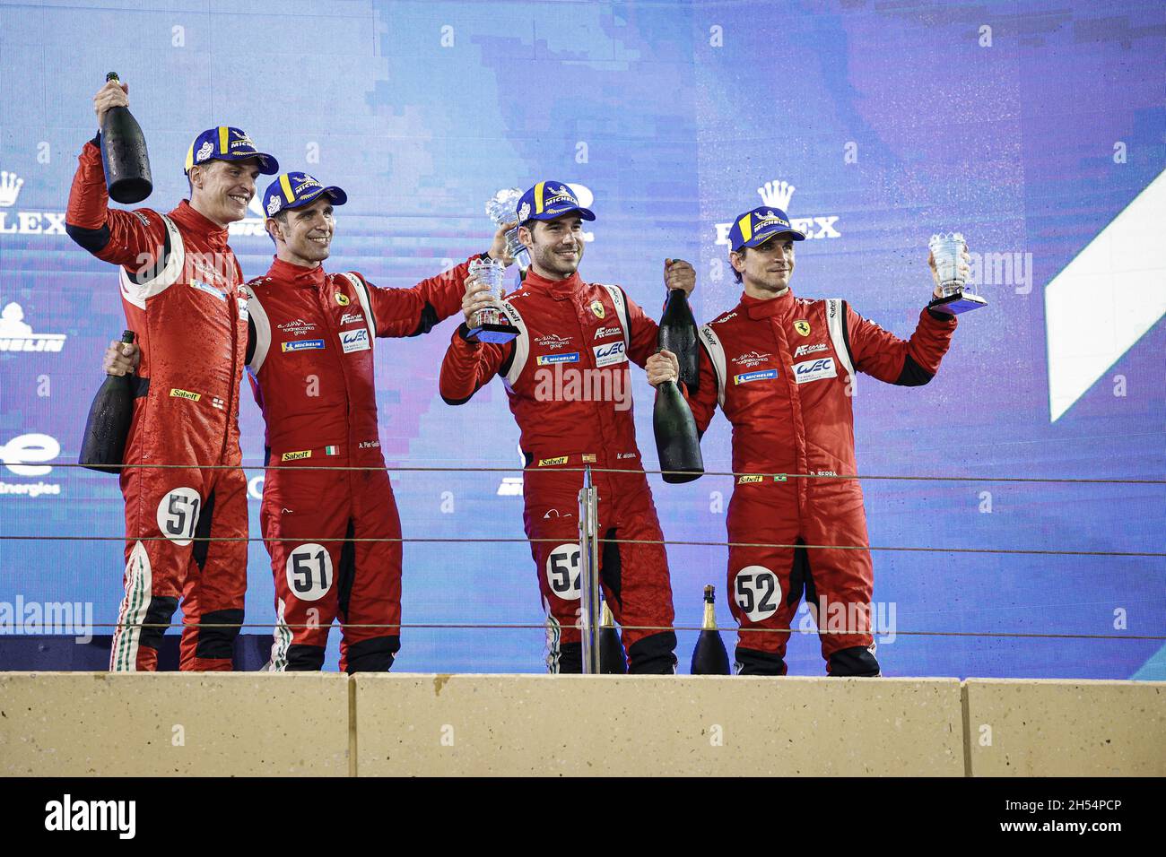 51 Pier Guidi Alessandro (ita), Calado James (gbr), AF Corse, Ferrari 488 GTE Evo, 52 Serra Daniel (bra), Molina Miguel (esp), AF Corse, Ferrari 488 GTE Evo, PODIO nella 8 ore del Bahrain, 6° round del Campionato Mondiale FIA Endurance 2021, FIA WEC, sul circuito Internazionale del Bahrain, Dal 4 al 6 novembre 2021 a Sakhir, Bahrain - Foto: Francois Flamand/DPPI/LiveMedia Foto Stock