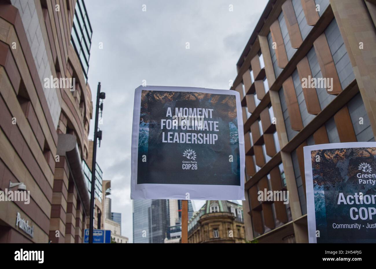 Londra, Regno Unito. 6 novembre 2021. Durante la manifestazione nella città di Londra si vede un cartello "Moment for Climate Leadership" del Partito Verde.migliaia di persone hanno marciato dalla Banca d'Inghilterra a Trafalgar Square come parte della Giornata Mondiale d'azione per la Giustizia climatica, Mentre i leader mondiali hanno continuato ad incontrarsi a Glasgow per la conferenza COP26 sui cambiamenti climatici. (Foto di Vuk Valcic/SOPA Images/Sipa USA) Credit: Sipa USA/Alamy Live News Foto Stock