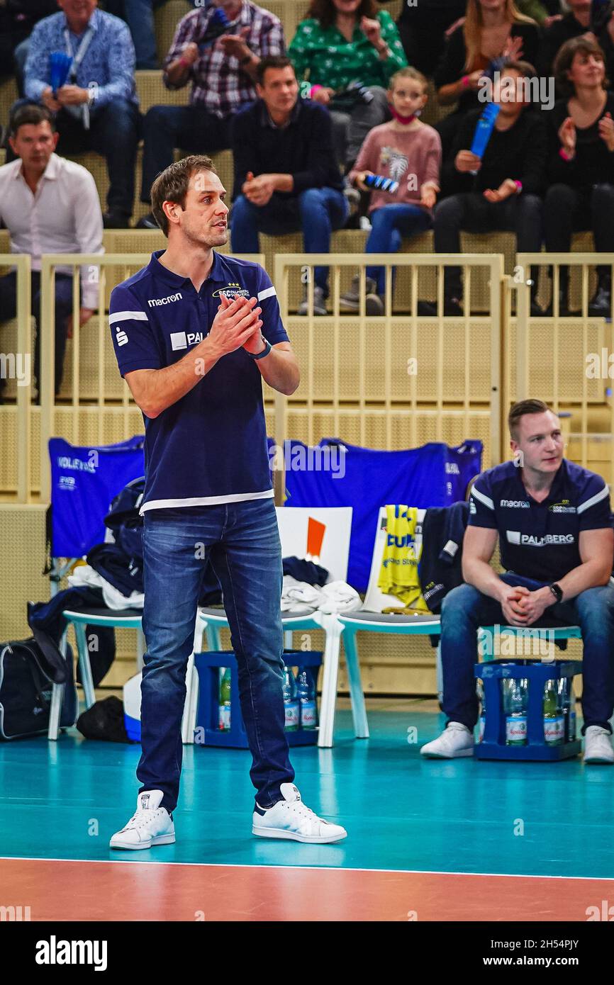 Wiesbaden, Germania. 6 novembre 2021. Wiesbaden, Germania, 04 novembre il Capo Coach Felix Koslowski (Palmberg Schwerin) durante la partita DVV-Pokal 2021/2022 Frauen tra VC Wiesbaden e SSC Palmberg Schwerin allo Sporthalle am Platz der Deutschen Einheit di Wiesbaden, Germania. Norina Toenges/Sports Press Phot Credit: SPP Sport Press Photo. /Alamy Live News Foto Stock