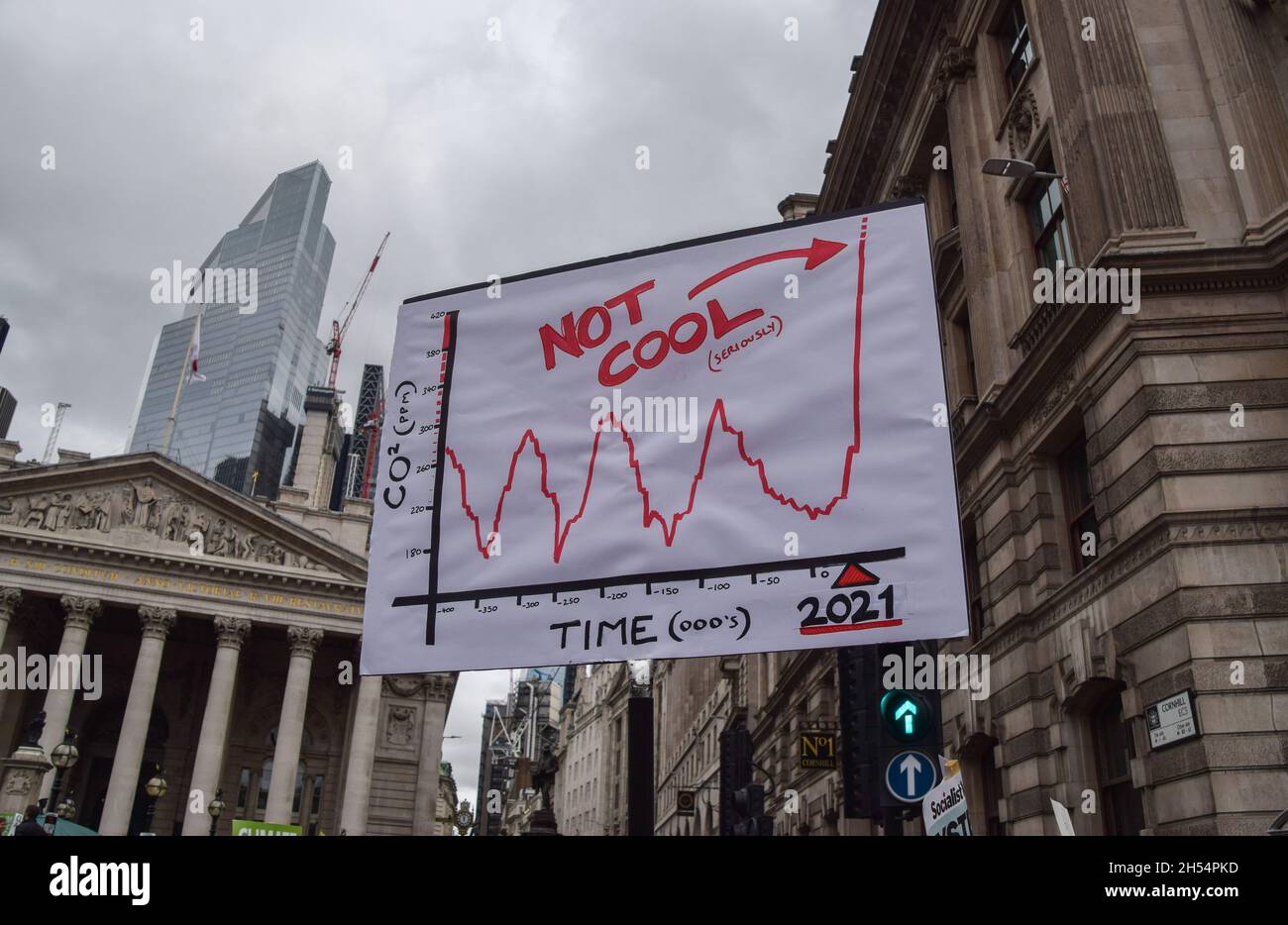 Londra, Regno Unito. 6 novembre 2021. Un manifestante tiene un cartello con un grafico che mostra l'aumento dei livelli di CO2, durante la dimostrazione al di fuori della Banca d'Inghilterra.migliaia di persone hanno marciato dalla Banca d'Inghilterra a Trafalgar Square come parte della Giornata Mondiale d'azione per la Giustizia climatica, Mentre i leader mondiali hanno continuato ad incontrarsi a Glasgow per la conferenza COP26 sui cambiamenti climatici. (Foto di Vuk Valcic/SOPA Images/Sipa USA) Credit: Sipa USA/Alamy Live News Foto Stock