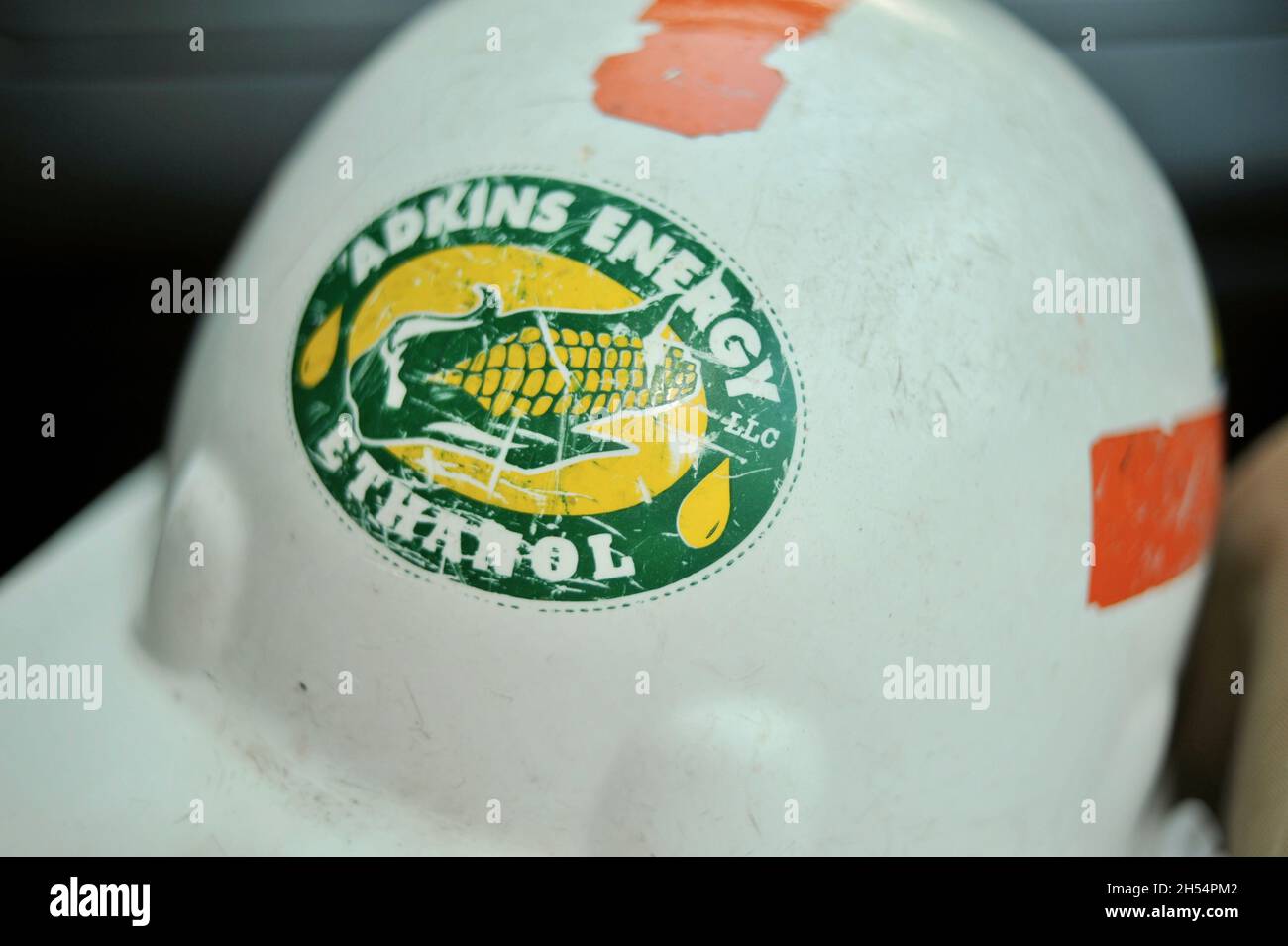 Primo piano di cappello con logo di mais aziendale, Adkins Energy ethanol pianta che trasforma il mais in etanolo e altri prodotti, Lena, Illinois, Stati Uniti Foto Stock