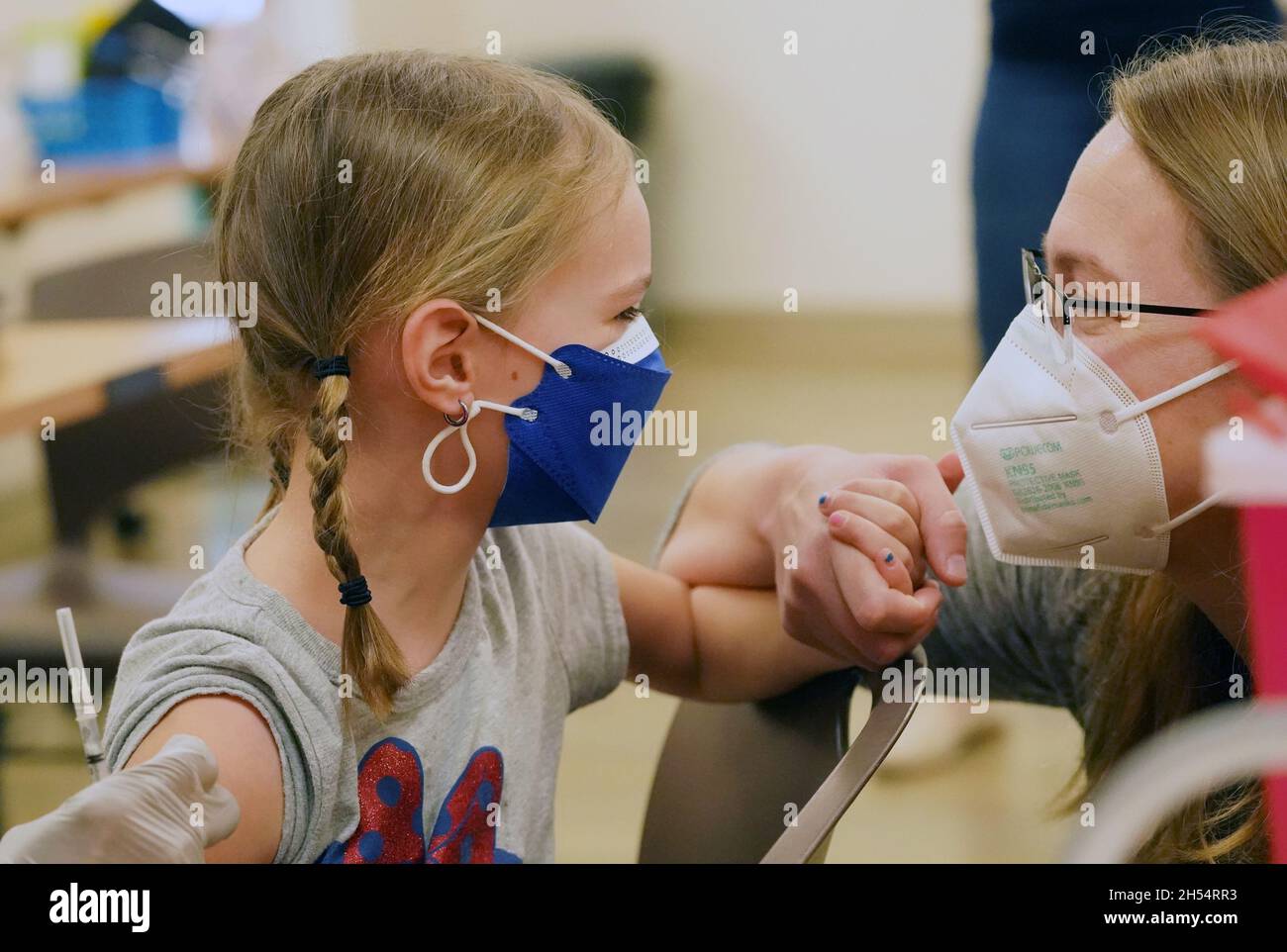 Berkley, Stati Uniti. 6 novembre 2021. Riley Hotard (5) guarda a sua madre Stephanie per l'incoraggiamento mentre è dato una vaccinazione di Covid-19 alla sede centrale del St. Louis County Health Department a Berkley, Missouri sabato 6 novembre 2021. 300 bambini sono stati dati il colpo il primo giorno della vaccinazione disponibile per quelli di età compresa tra 5 e 11 anni. Foto di Bill Greenblatt/UPI Credit: UPI/Alamy Live News Foto Stock