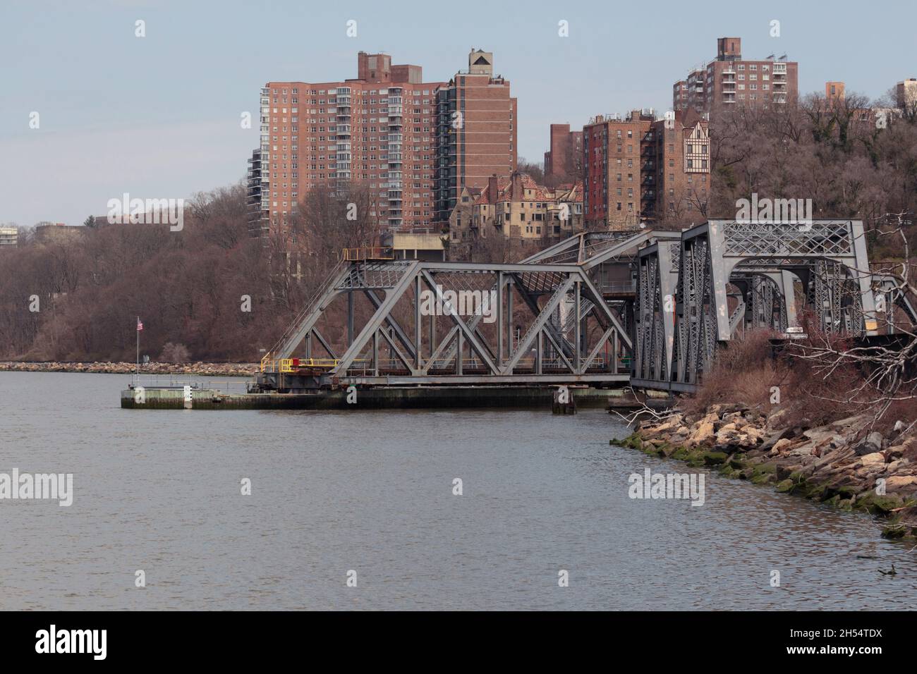 Il ponte Spuyten Duyvil Bridge, ponte sospeso ferroviario per treni Amtrak che collegano il Bronx a Manhattan oltre il torrente Spuyten Duyvil Creek e il fiume Hudson, h Foto Stock