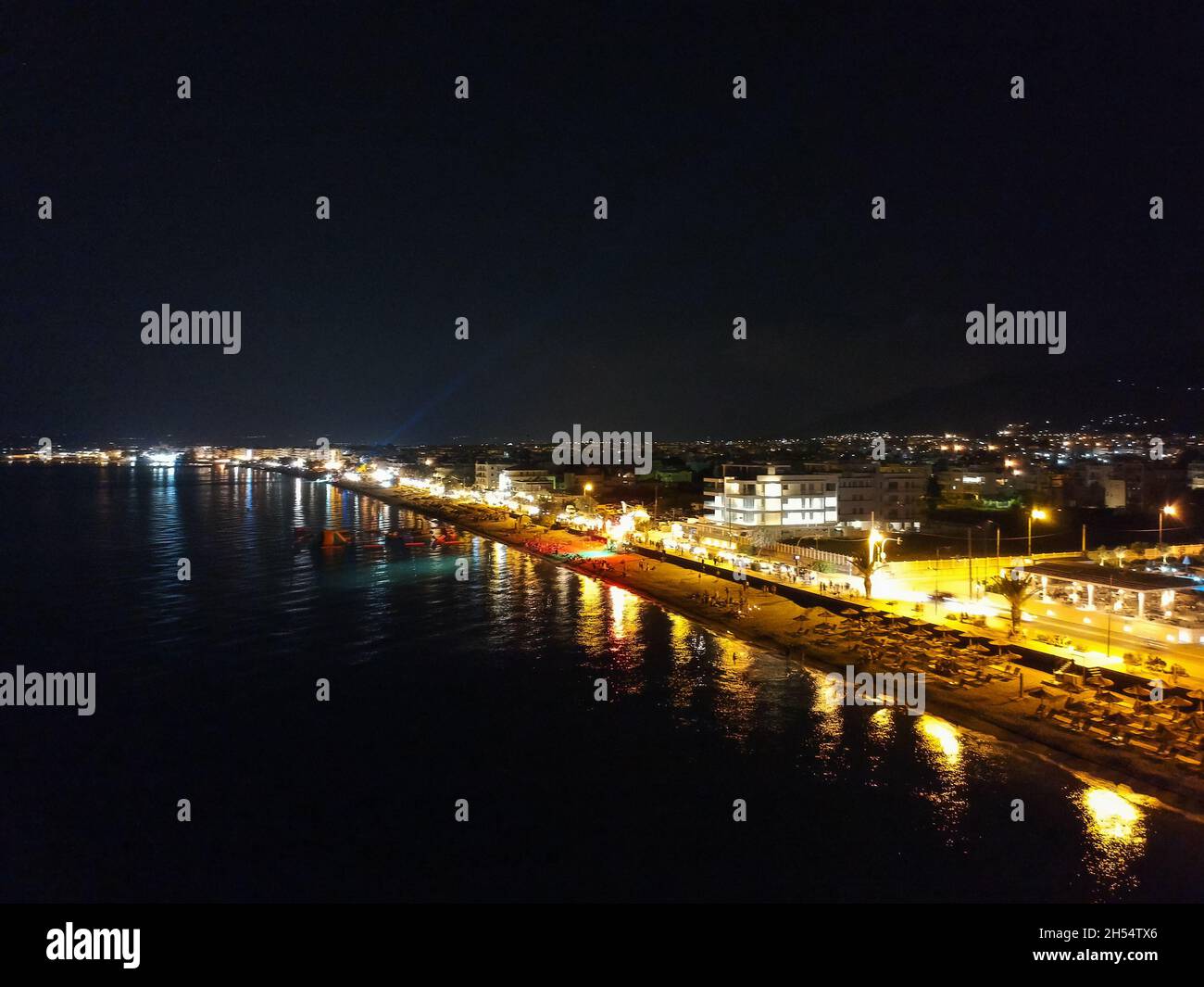 Vista panoramica panoramica notturna della città di Seaside Kalamata, Grecia. Kalamata è una delle destinazioni turistiche più popolari per le vacanze estive in s. Foto Stock