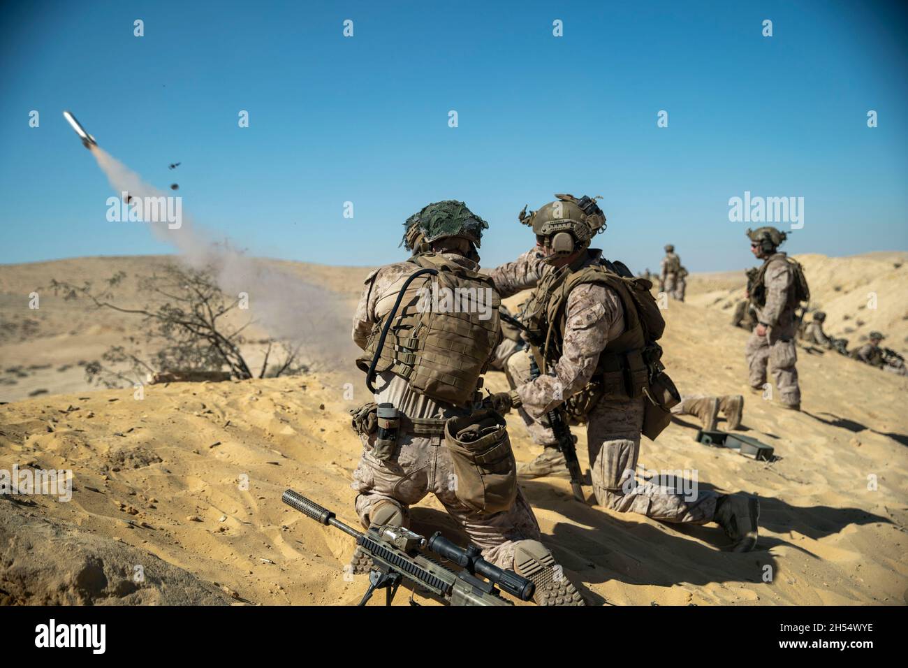 211104-M-PO838-1233 BISLAH, Israele (Nov. 4, 2021) Marines Cops Sgt. Brett Meil, al centro a destra, un leader di squadra assegnato a Alpha Company, Battalion Landing Team 1/1, 11th Marine Expeditionary Unit (MEU), lancia un cluster di stelle per segnalare i membri del plotone durante un intervallo di fuoco e manovra in supporto di un esercizio di interoperabilità con Israele presso il Centro di formazione di Bislah, Israele, 4 novembre. Questa è la prima formazione bilaterale degli Stati Uniti e di Israele da quando Israele ha aderito all'area di responsabilità del comando Centrale degli Stati Uniti ed è una dimostrazione robusta dell'impegno di entrambe le nazioni per la stabilità nella regione Foto Stock