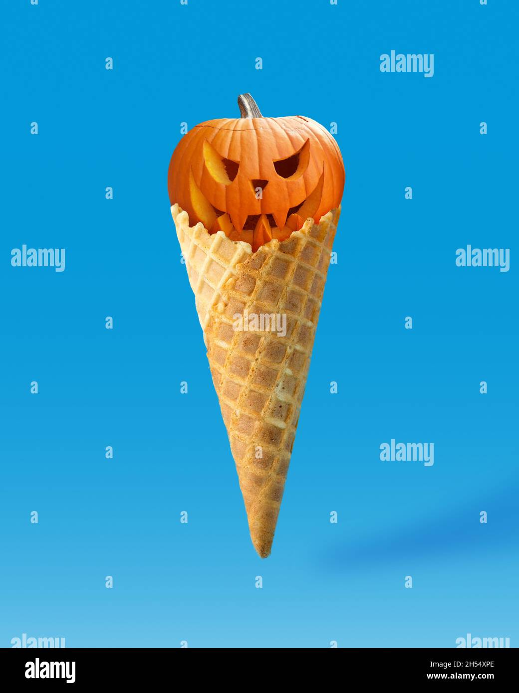 Cono gelato con zucca di Halloween. Foto Stock