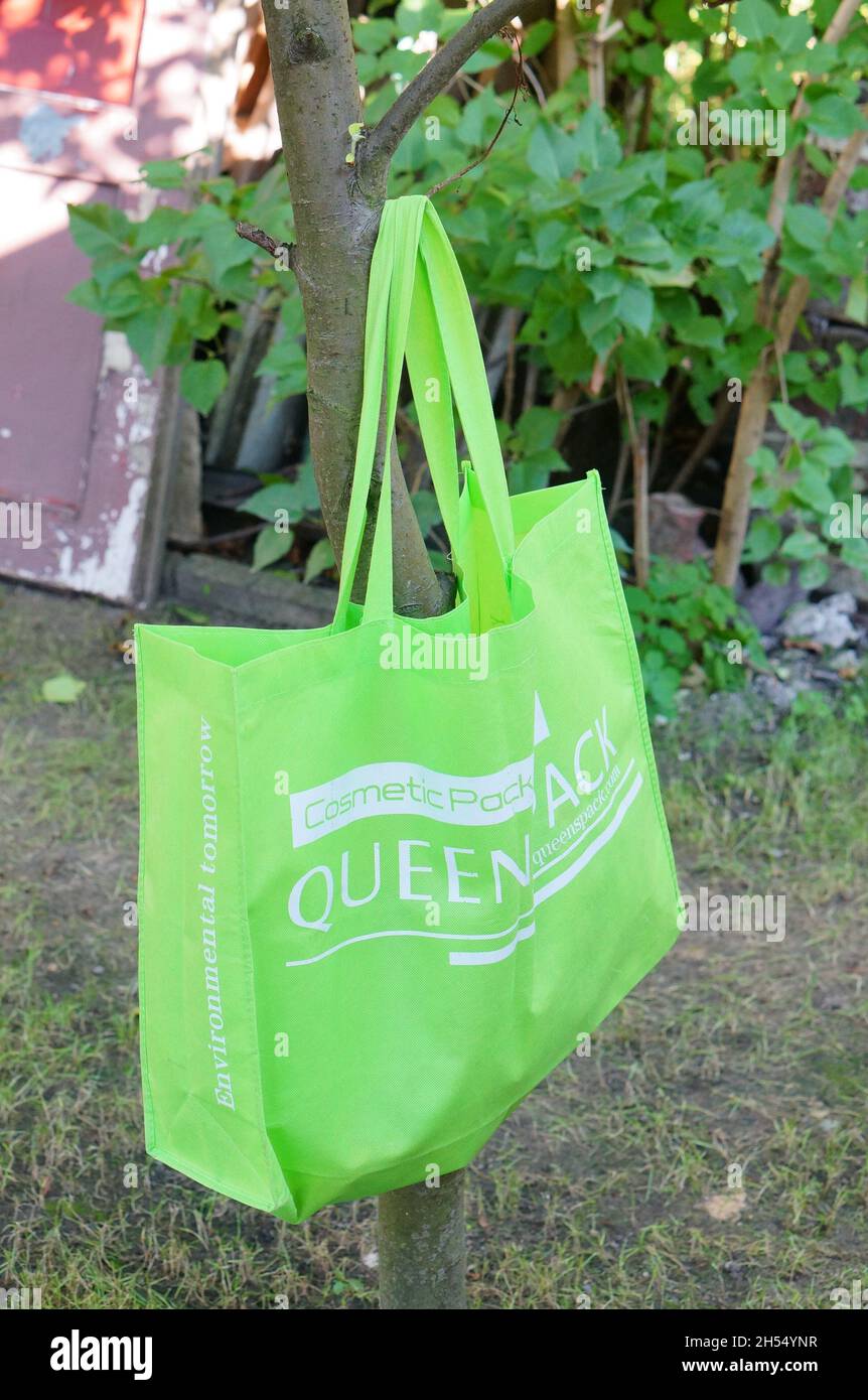 POZNAN, POLONIA - Sep 17, 2016: Una borsa verde ecologica per lo shopping appesa su un albero Foto Stock